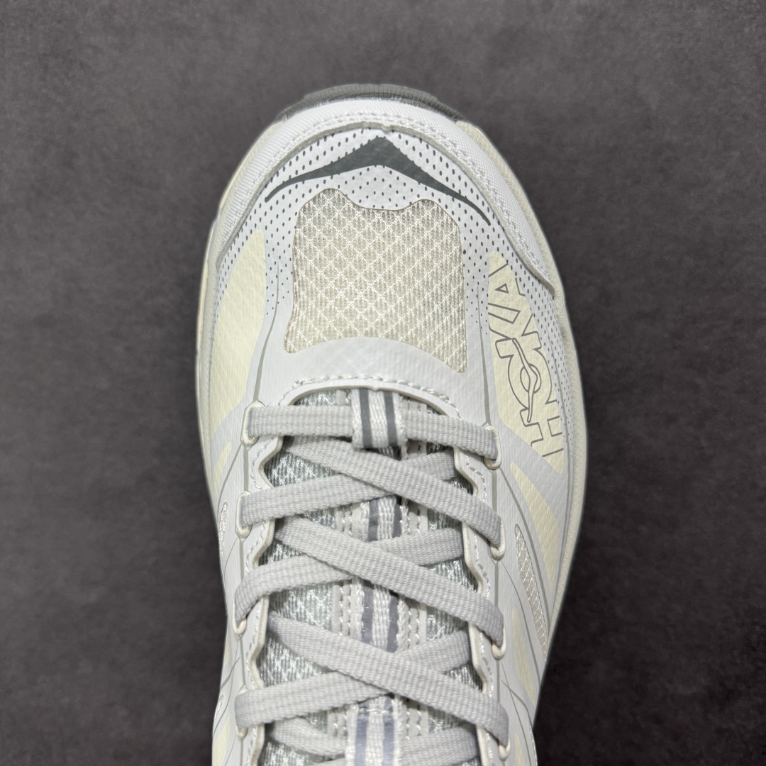 图片[8]-【公司级】HOKA ONE ONE Mafate Speed 2 Low 玛法特2代系列低帮轻量户外越野休闲运动慢跑鞋 HOKA ONE ONE 最近推出了一个胶囊系列 Origin Story 这个系列里的 Mafate Speed 2 可以说让我日思夜想有一阵子了 最近终于拔草 让我来分享一下这双也是上脚赞到爆的越野跑鞋吧 以阿尔卑斯山脉作为主题将亮黄色与蓝色调覆盖在这经典轮廓之上 配色的呈现效果相当亮眼 以至于很多人买这个配色是用来日常搭配的 鞋面采用超轻的无缝架构 轻薄的TPU贴在透气的鞋面材料上 减轻重量同时也保证了支撑性 鞋底则采用滚动平衡技术 引导跑者回归自然步态 祖传的神奇EVA材质中底依旧是一如既往地表现优秀 能提供充足的缓震 作为HOKA家的越野跑鞋 VIBRAM 橡胶大底也是必不可少的 即便在复杂湿滑的地形 依旧能有良好的抓地力及稳定性 鞋带采用了弹性不易松脱的扁宽弹性鞋带 前掌与中掌部分也进行了加宽 也更加适合亚洲人的脚型 是一款十分全面且足够强悍的户外硬核越野鞋 而这双极其亮眼的越野跑鞋恰好又是在江山一百中参赛的UTMB冠军 Ludovic POMMERET 夺冠时穿着的战靴 这就让它变得更加有吸引力了 用来日常搭配的话短裤是基本不挑 长裤我个人推荐阔腿裤 工装裤以及各种长筒牛仔裤都可以 尺码：36 36.5 37.5 38 38.5 39 40 40.5 41 42 42.5 43 44 44.5 45-选品中心