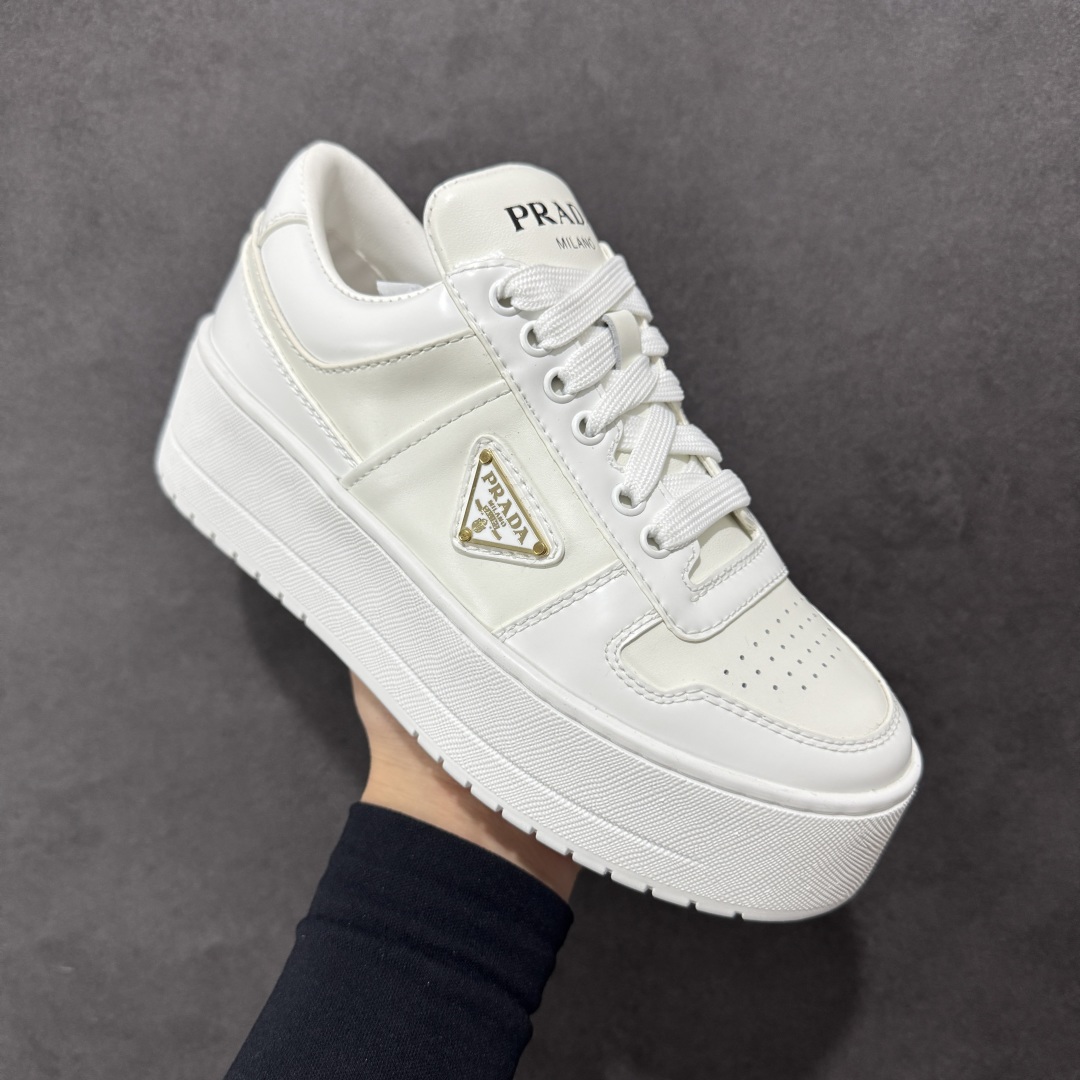 图片[3]-【广东纯原版本】𝐏𝐑𝐀𝐃𝐀 普拉达春夏系列 专柜新款厚底松糕运动鞋系列外形是廓形设计 轮廓类似麦昆 厚底 鞋头饱满 宽版设计 底子是软弹那种 非常非常舒适 又觉得白色既运动 又可以休闲商务 日常便鞋最合适不过了 将艺术家Peterdepotter创作的标语纹样应用到鞋身设计加上了著名三角形徽标格外好看目普拉达 鞋面：布料进口防水降落伞 大底：TPU发泡大底 内里：进口羊皮内里 全新官方一致全套包装 尺码：35 36 37 38 39 40-选品中心