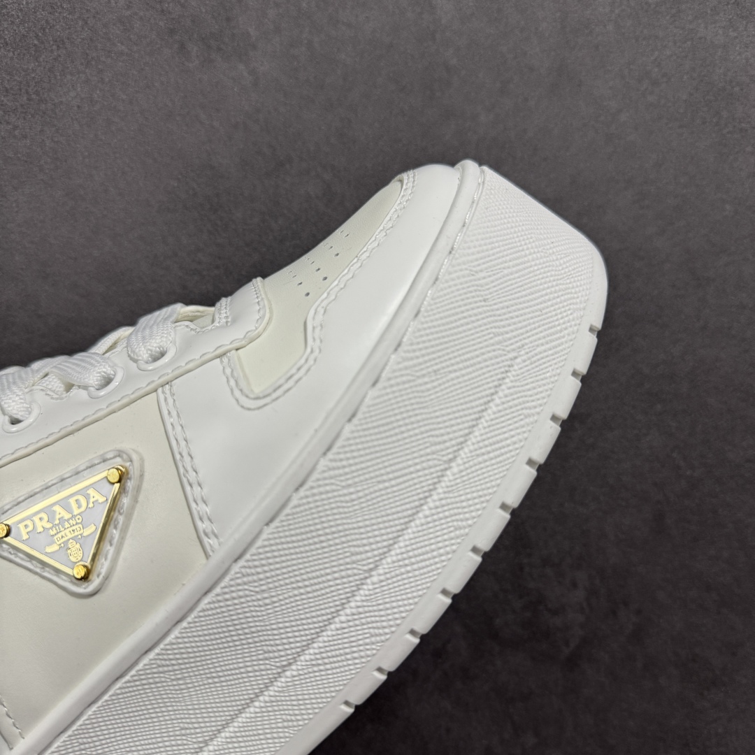 图片[5]-【广东纯原版本】𝐏𝐑𝐀𝐃𝐀 普拉达春夏系列 专柜新款厚底松糕运动鞋系列外形是廓形设计 轮廓类似麦昆 厚底 鞋头饱满 宽版设计 底子是软弹那种 非常非常舒适 又觉得白色既运动 又可以休闲商务 日常便鞋最合适不过了 将艺术家Peterdepotter创作的标语纹样应用到鞋身设计加上了著名三角形徽标格外好看目普拉达 鞋面：布料进口防水降落伞 大底：TPU发泡大底 内里：进口羊皮内里 全新官方一致全套包装 尺码：35 36 37 38 39 40-选品中心