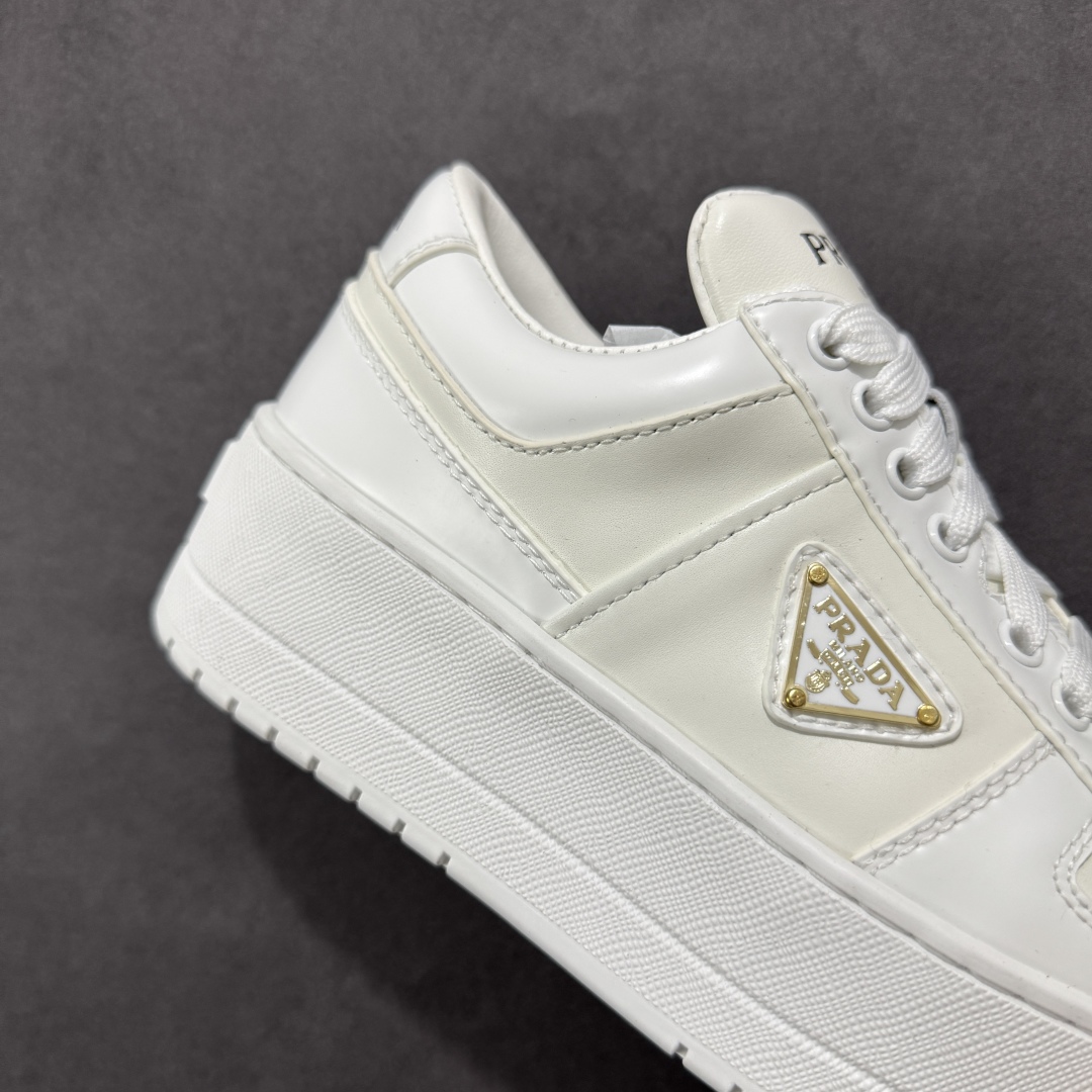 图片[6]-【广东纯原版本】𝐏𝐑𝐀𝐃𝐀 普拉达春夏系列 专柜新款厚底松糕运动鞋系列外形是廓形设计 轮廓类似麦昆 厚底 鞋头饱满 宽版设计 底子是软弹那种 非常非常舒适 又觉得白色既运动 又可以休闲商务 日常便鞋最合适不过了 将艺术家Peterdepotter创作的标语纹样应用到鞋身设计加上了著名三角形徽标格外好看目普拉达 鞋面：布料进口防水降落伞 大底：TPU发泡大底 内里：进口羊皮内里 全新官方一致全套包装 尺码：35 36 37 38 39 40-选品中心