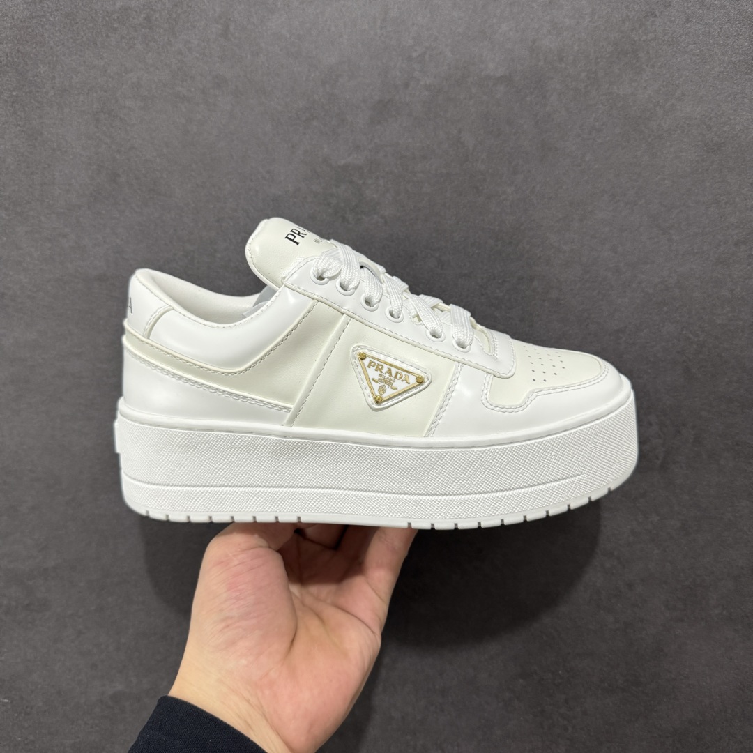 【广东纯原版本】𝐏𝐑𝐀𝐃𝐀 普拉达春夏系列 专柜新款厚底松糕运动鞋系列外形是廓形设计 轮廓类似麦昆 厚底 鞋头饱满 宽版设计 底子是软弹那种 非常非常舒适 又觉得白色既运动 又可以休闲商务 日常便鞋最合适不过了 将艺术家Peterdepotter创作的标语纹样应用到鞋身设计加上了著名三角形徽标格外好看目普拉达 鞋面：布料进口防水降落伞 大底：TPU发泡大底 内里：进口羊皮内里 全新官方一致全套包装 尺码：35 36 37 38 39 40-选品中心