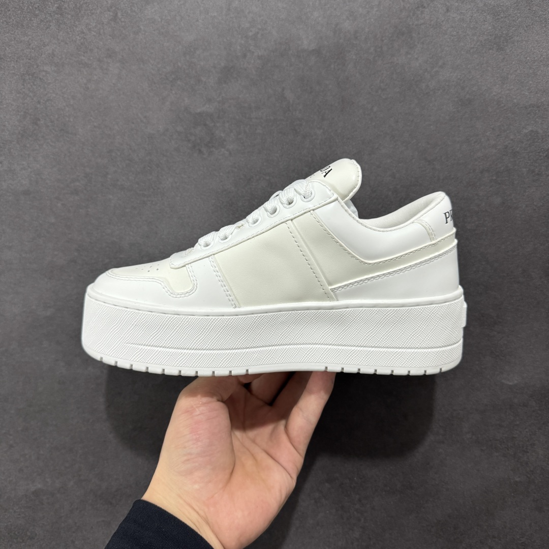图片[2]-【广东纯原版本】𝐏𝐑𝐀𝐃𝐀 普拉达春夏系列 专柜新款厚底松糕运动鞋系列外形是廓形设计 轮廓类似麦昆 厚底 鞋头饱满 宽版设计 底子是软弹那种 非常非常舒适 又觉得白色既运动 又可以休闲商务 日常便鞋最合适不过了 将艺术家Peterdepotter创作的标语纹样应用到鞋身设计加上了著名三角形徽标格外好看目普拉达 鞋面：布料进口防水降落伞 大底：TPU发泡大底 内里：进口羊皮内里 全新官方一致全套包装 尺码：35 36 37 38 39 40-选品中心