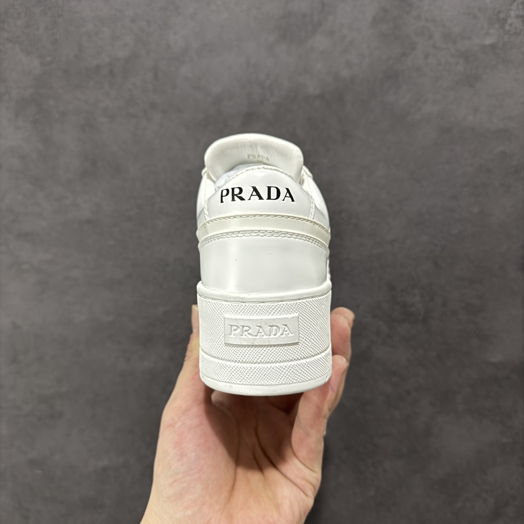 图片[4]-【广东纯原版本】𝐏𝐑𝐀𝐃𝐀 普拉达春夏系列 专柜新款厚底松糕运动鞋系列外形是廓形设计 轮廓类似麦昆 厚底 鞋头饱满 宽版设计 底子是软弹那种 非常非常舒适 又觉得白色既运动 又可以休闲商务 日常便鞋最合适不过了 将艺术家Peterdepotter创作的标语纹样应用到鞋身设计加上了著名三角形徽标格外好看目普拉达 鞋面：布料进口防水降落伞 大底：TPU发泡大底 内里：进口羊皮内里 全新官方一致全套包装 尺码：35 36 37 38 39 40-选品中心