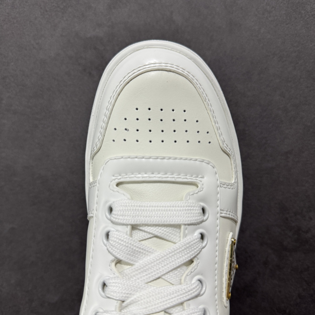 图片[8]-【广东纯原版本】𝐏𝐑𝐀𝐃𝐀 普拉达春夏系列 专柜新款厚底松糕运动鞋系列外形是廓形设计 轮廓类似麦昆 厚底 鞋头饱满 宽版设计 底子是软弹那种 非常非常舒适 又觉得白色既运动 又可以休闲商务 日常便鞋最合适不过了 将艺术家Peterdepotter创作的标语纹样应用到鞋身设计加上了著名三角形徽标格外好看目普拉达 鞋面：布料进口防水降落伞 大底：TPU发泡大底 内里：进口羊皮内里 全新官方一致全套包装 尺码：35 36 37 38 39 40-选品中心