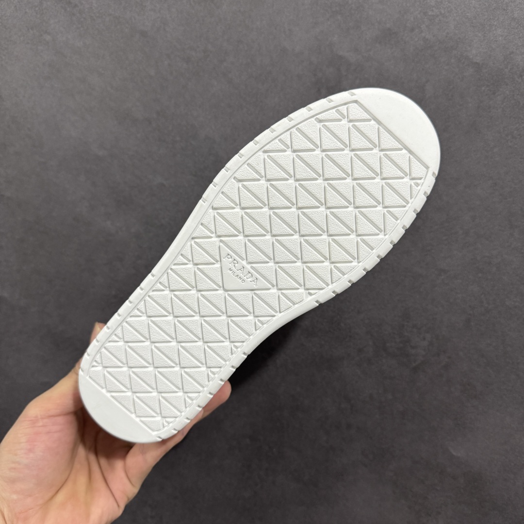 图片[9]-【广东纯原版本】𝐏𝐑𝐀𝐃𝐀 普拉达春夏系列 专柜新款厚底松糕运动鞋系列外形是廓形设计 轮廓类似麦昆 厚底 鞋头饱满 宽版设计 底子是软弹那种 非常非常舒适 又觉得白色既运动 又可以休闲商务 日常便鞋最合适不过了 将艺术家Peterdepotter创作的标语纹样应用到鞋身设计加上了著名三角形徽标格外好看目普拉达 鞋面：布料进口防水降落伞 大底：TPU发泡大底 内里：进口羊皮内里 全新官方一致全套包装 尺码：35 36 37 38 39 40-选品中心