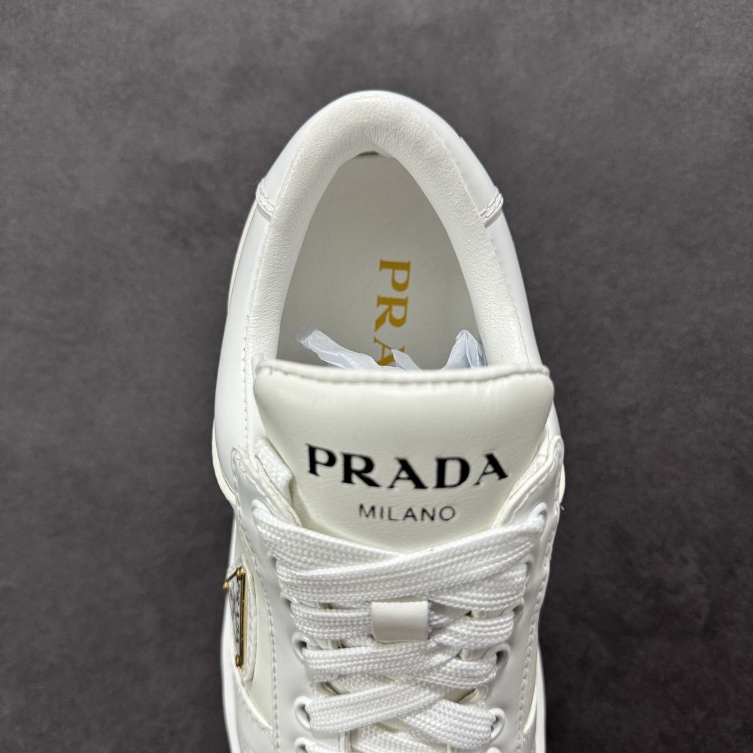 图片[7]-【广东纯原版本】𝐏𝐑𝐀𝐃𝐀 普拉达春夏系列 专柜新款厚底松糕运动鞋系列外形是廓形设计 轮廓类似麦昆 厚底 鞋头饱满 宽版设计 底子是软弹那种 非常非常舒适 又觉得白色既运动 又可以休闲商务 日常便鞋最合适不过了 将艺术家Peterdepotter创作的标语纹样应用到鞋身设计加上了著名三角形徽标格外好看目普拉达 鞋面：布料进口防水降落伞 大底：TPU发泡大底 内里：进口羊皮内里 全新官方一致全套包装 尺码：35 36 37 38 39 40-选品中心