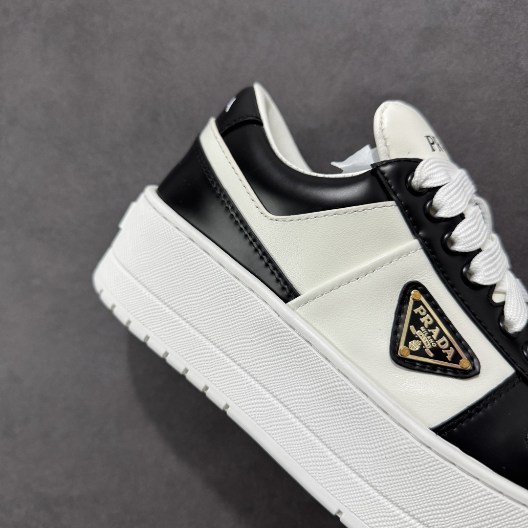 图片[6]-【广东纯原版本】𝐏𝐑𝐀𝐃𝐀 普拉达春夏系列 专柜新款厚底松糕运动鞋系列外形是廓形设计 轮廓类似麦昆 厚底 鞋头饱满 宽版设计 底子是软弹那种 非常非常舒适 又觉得白色既运动 又可以休闲商务 日常便鞋最合适不过了 将艺术家Peterdepotter创作的标语纹样应用到鞋身设计加上了著名三角形徽标格外好看目普拉达 鞋面：布料进口防水降落伞 大底：TPU发泡大底 内里：进口羊皮内里 全新官方一致全套包装 尺码：35 36 37 38 39 40-选品中心