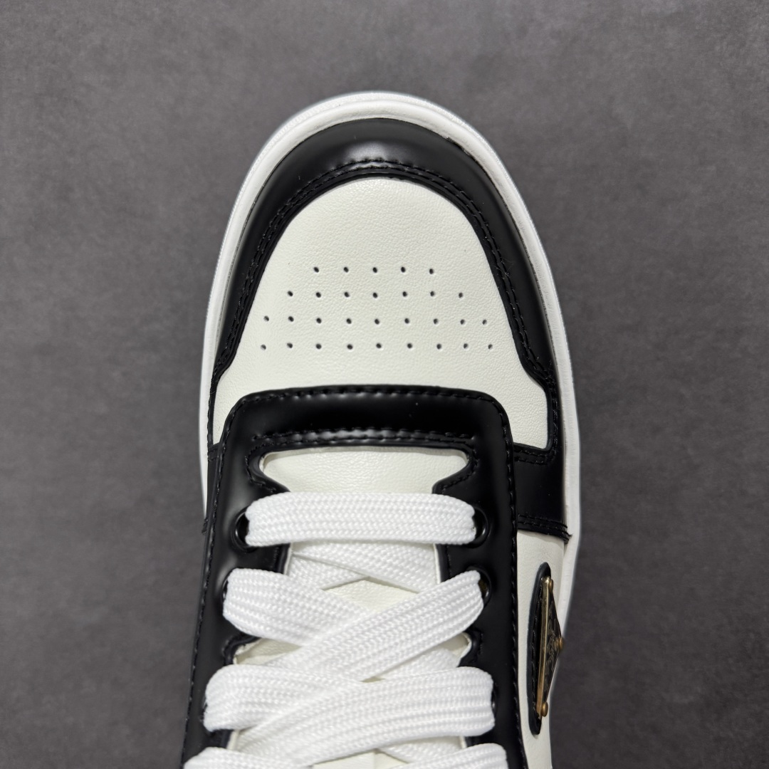 图片[8]-【广东纯原版本】𝐏𝐑𝐀𝐃𝐀 普拉达春夏系列 专柜新款厚底松糕运动鞋系列外形是廓形设计 轮廓类似麦昆 厚底 鞋头饱满 宽版设计 底子是软弹那种 非常非常舒适 又觉得白色既运动 又可以休闲商务 日常便鞋最合适不过了 将艺术家Peterdepotter创作的标语纹样应用到鞋身设计加上了著名三角形徽标格外好看目普拉达 鞋面：布料进口防水降落伞 大底：TPU发泡大底 内里：进口羊皮内里 全新官方一致全套包装 尺码：35 36 37 38 39 40-选品中心