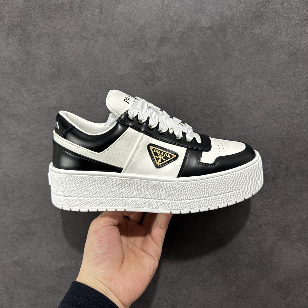 【广东纯原版本】𝐏𝐑𝐀𝐃𝐀 普拉达春夏系列 专柜新款厚底松糕运动鞋系列外形是廓形设计 轮廓类似麦昆 厚底 鞋头饱满 宽版设计 底子是软弹那种 非常非常舒适 又觉得白色既运动 又可以休闲商务 日常便鞋最合适不过了 将艺术家Peterdepotter创作的标语纹样应用到鞋身设计加上了著名三角形徽标格外好看目普拉达 鞋面：布料进口防水降落伞 大底：TPU发泡大底 内里：进口羊皮内里 全新官方一致全套包装 尺码：35 36 37 38 39 40-选品中心