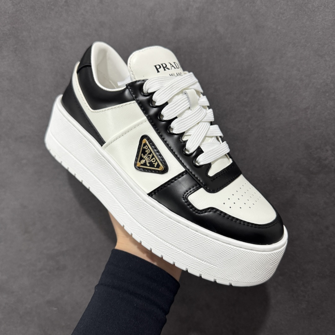 图片[3]-【广东纯原版本】𝐏𝐑𝐀𝐃𝐀 普拉达春夏系列 专柜新款厚底松糕运动鞋系列外形是廓形设计 轮廓类似麦昆 厚底 鞋头饱满 宽版设计 底子是软弹那种 非常非常舒适 又觉得白色既运动 又可以休闲商务 日常便鞋最合适不过了 将艺术家Peterdepotter创作的标语纹样应用到鞋身设计加上了著名三角形徽标格外好看目普拉达 鞋面：布料进口防水降落伞 大底：TPU发泡大底 内里：进口羊皮内里 全新官方一致全套包装 尺码：35 36 37 38 39 40-选品中心