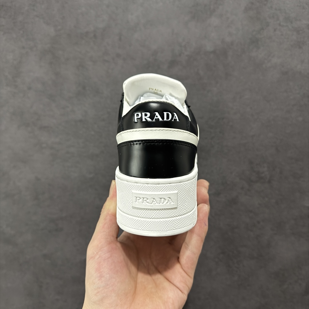 图片[4]-【广东纯原版本】𝐏𝐑𝐀𝐃𝐀 普拉达春夏系列 专柜新款厚底松糕运动鞋系列外形是廓形设计 轮廓类似麦昆 厚底 鞋头饱满 宽版设计 底子是软弹那种 非常非常舒适 又觉得白色既运动 又可以休闲商务 日常便鞋最合适不过了 将艺术家Peterdepotter创作的标语纹样应用到鞋身设计加上了著名三角形徽标格外好看目普拉达 鞋面：布料进口防水降落伞 大底：TPU发泡大底 内里：进口羊皮内里 全新官方一致全套包装 尺码：35 36 37 38 39 40-选品中心