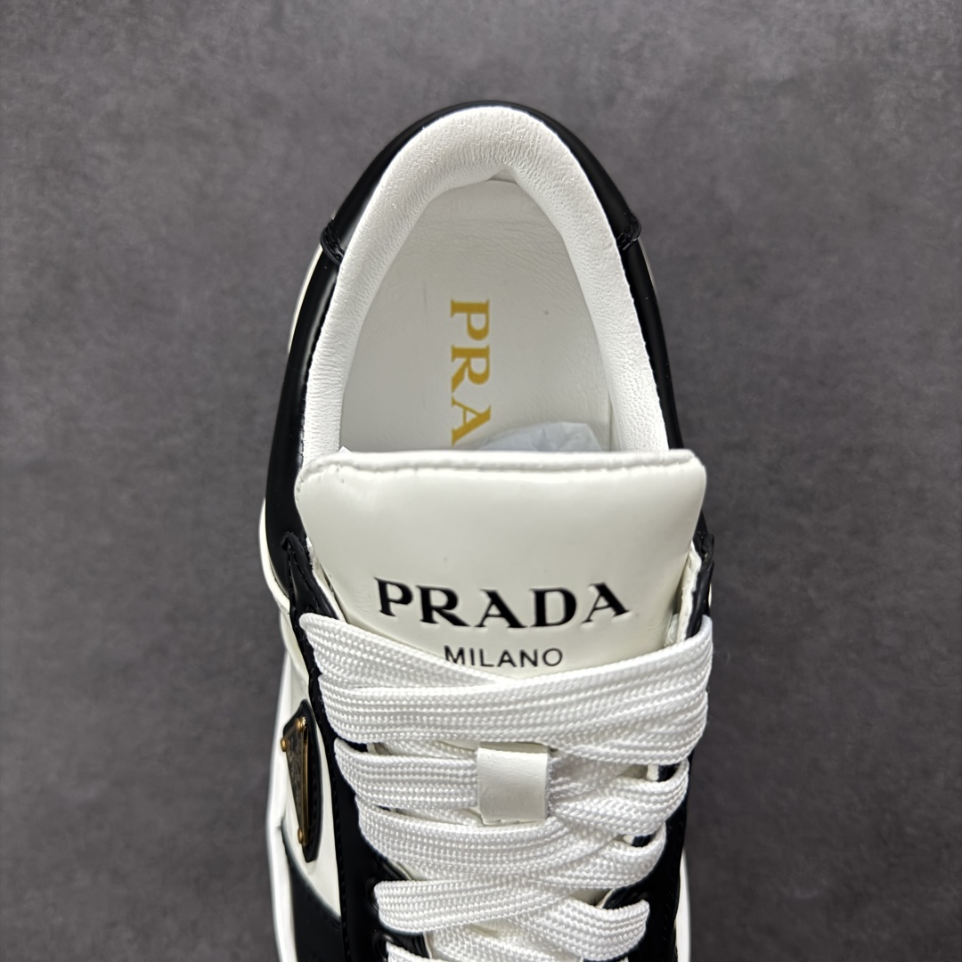 图片[7]-【广东纯原版本】𝐏𝐑𝐀𝐃𝐀 普拉达春夏系列 专柜新款厚底松糕运动鞋系列外形是廓形设计 轮廓类似麦昆 厚底 鞋头饱满 宽版设计 底子是软弹那种 非常非常舒适 又觉得白色既运动 又可以休闲商务 日常便鞋最合适不过了 将艺术家Peterdepotter创作的标语纹样应用到鞋身设计加上了著名三角形徽标格外好看目普拉达 鞋面：布料进口防水降落伞 大底：TPU发泡大底 内里：进口羊皮内里 全新官方一致全套包装 尺码：35 36 37 38 39 40-选品中心