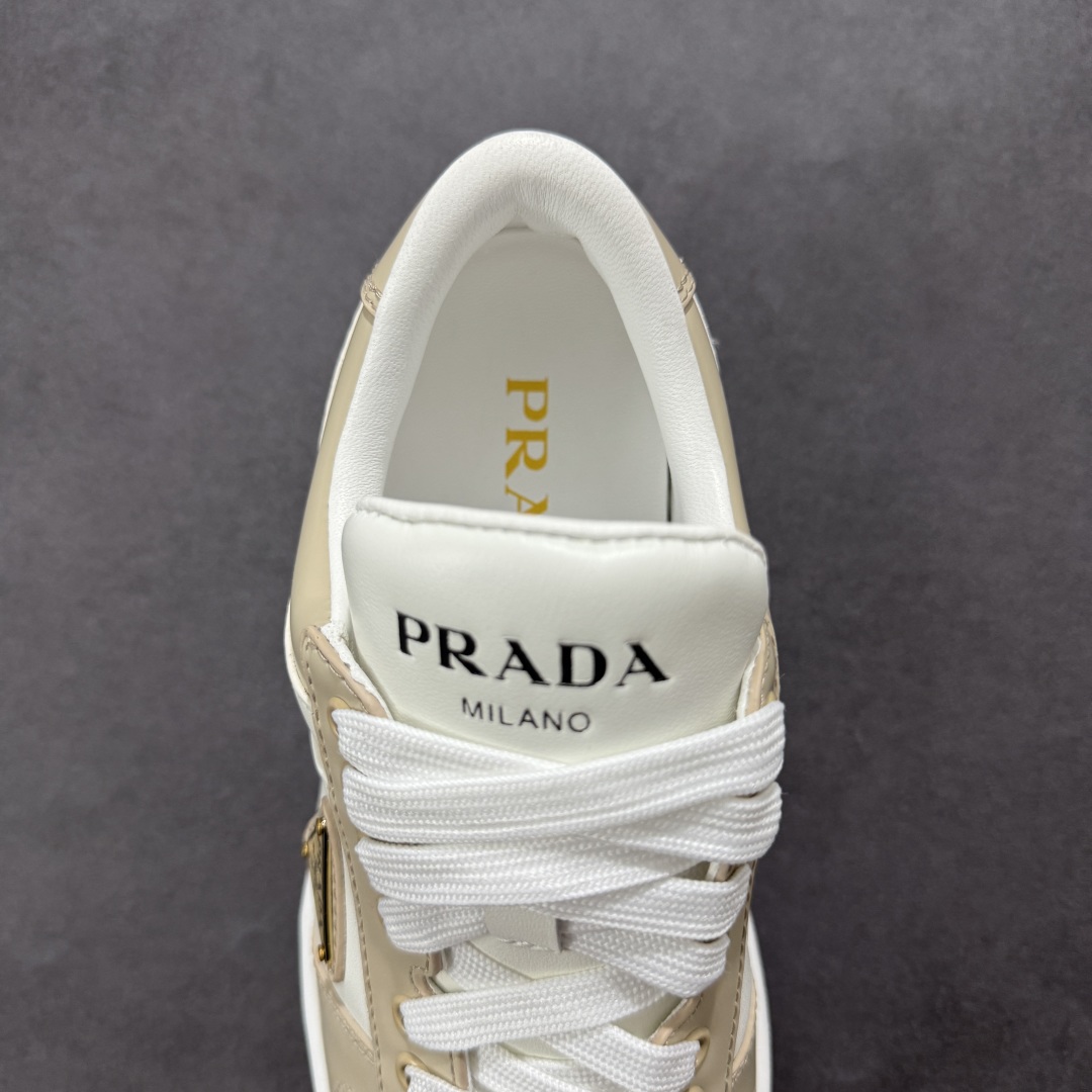 图片[7]-【广东纯原版本】𝐏𝐑𝐀𝐃𝐀 普拉达春夏系列 专柜新款厚底松糕运动鞋系列外形是廓形设计 轮廓类似麦昆 厚底 鞋头饱满 宽版设计 底子是软弹那种 非常非常舒适 又觉得白色既运动 又可以休闲商务 日常便鞋最合适不过了 将艺术家Peterdepotter创作的标语纹样应用到鞋身设计加上了著名三角形徽标格外好看目普拉达 鞋面：布料进口防水降落伞 大底：TPU发泡大底 内里：进口羊皮内里 全新官方一致全套包装 尺码：35 36 37 38 39 40-选品中心