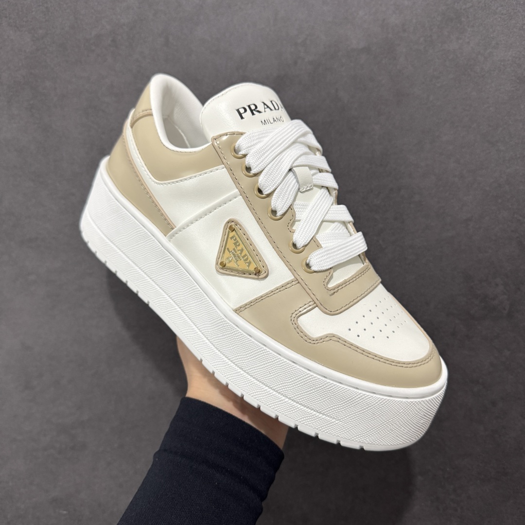 图片[3]-【广东纯原版本】𝐏𝐑𝐀𝐃𝐀 普拉达春夏系列 专柜新款厚底松糕运动鞋系列外形是廓形设计 轮廓类似麦昆 厚底 鞋头饱满 宽版设计 底子是软弹那种 非常非常舒适 又觉得白色既运动 又可以休闲商务 日常便鞋最合适不过了 将艺术家Peterdepotter创作的标语纹样应用到鞋身设计加上了著名三角形徽标格外好看目普拉达 鞋面：布料进口防水降落伞 大底：TPU发泡大底 内里：进口羊皮内里 全新官方一致全套包装 尺码：35 36 37 38 39 40-选品中心