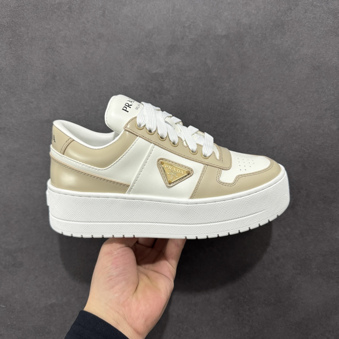 【广东纯原版本】𝐏𝐑𝐀𝐃𝐀 普拉达春夏系列 专柜新款厚底松糕运动鞋系列外形是廓形设计 轮廓类似麦昆 厚底 鞋头饱满 宽版设计 底子是软弹那种 非常非常舒适 又觉得白色既运动 又可以休闲商务 日常便鞋最合适不过了 将艺术家Peterdepotter创作的标语纹样应用到鞋身设计加上了著名三角形徽标格外好看目普拉达 鞋面：布料进口防水降落伞 大底：TPU发泡大底 内里：进口羊皮内里 全新官方一致全套包装 尺码：35 36 37 38 39 40-选品中心