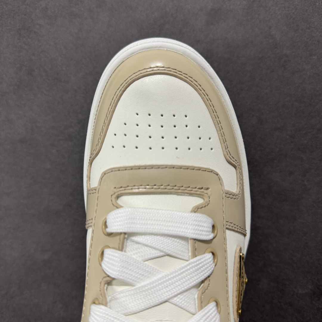 图片[8]-【广东纯原版本】𝐏𝐑𝐀𝐃𝐀 普拉达春夏系列 专柜新款厚底松糕运动鞋系列外形是廓形设计 轮廓类似麦昆 厚底 鞋头饱满 宽版设计 底子是软弹那种 非常非常舒适 又觉得白色既运动 又可以休闲商务 日常便鞋最合适不过了 将艺术家Peterdepotter创作的标语纹样应用到鞋身设计加上了著名三角形徽标格外好看目普拉达 鞋面：布料进口防水降落伞 大底：TPU发泡大底 内里：进口羊皮内里 全新官方一致全套包装 尺码：35 36 37 38 39 40-选品中心