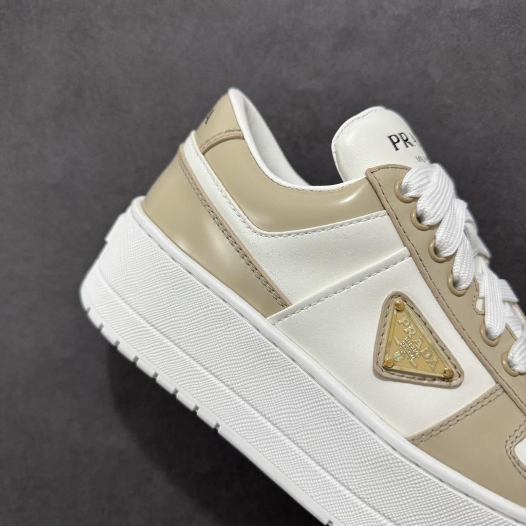 图片[6]-【广东纯原版本】𝐏𝐑𝐀𝐃𝐀 普拉达春夏系列 专柜新款厚底松糕运动鞋系列外形是廓形设计 轮廓类似麦昆 厚底 鞋头饱满 宽版设计 底子是软弹那种 非常非常舒适 又觉得白色既运动 又可以休闲商务 日常便鞋最合适不过了 将艺术家Peterdepotter创作的标语纹样应用到鞋身设计加上了著名三角形徽标格外好看目普拉达 鞋面：布料进口防水降落伞 大底：TPU发泡大底 内里：进口羊皮内里 全新官方一致全套包装 尺码：35 36 37 38 39 40-选品中心
