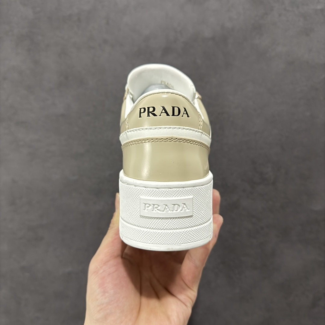 图片[4]-【广东纯原版本】𝐏𝐑𝐀𝐃𝐀 普拉达春夏系列 专柜新款厚底松糕运动鞋系列外形是廓形设计 轮廓类似麦昆 厚底 鞋头饱满 宽版设计 底子是软弹那种 非常非常舒适 又觉得白色既运动 又可以休闲商务 日常便鞋最合适不过了 将艺术家Peterdepotter创作的标语纹样应用到鞋身设计加上了著名三角形徽标格外好看目普拉达 鞋面：布料进口防水降落伞 大底：TPU发泡大底 内里：进口羊皮内里 全新官方一致全套包装 尺码：35 36 37 38 39 40-选品中心