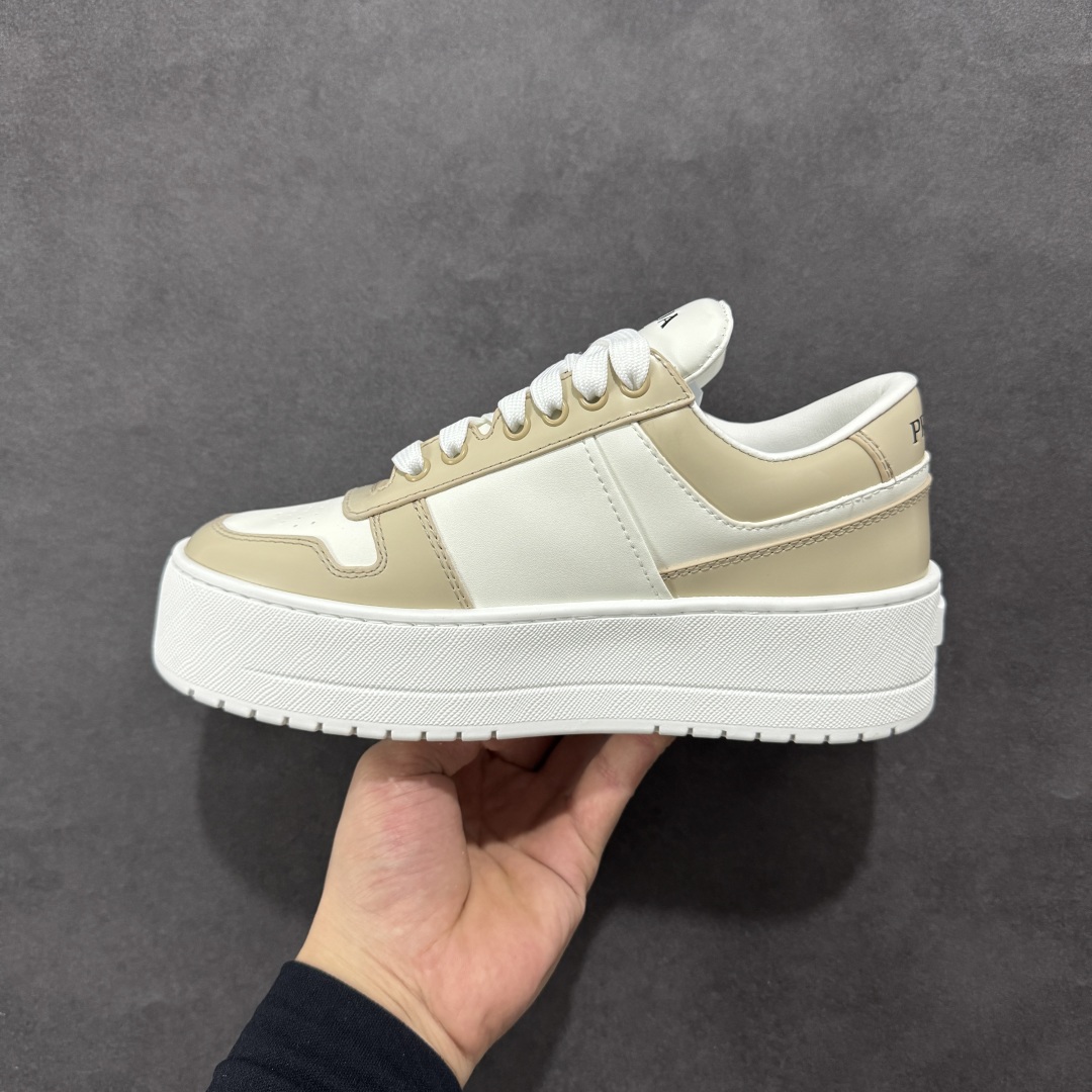 图片[2]-【广东纯原版本】𝐏𝐑𝐀𝐃𝐀 普拉达春夏系列 专柜新款厚底松糕运动鞋系列外形是廓形设计 轮廓类似麦昆 厚底 鞋头饱满 宽版设计 底子是软弹那种 非常非常舒适 又觉得白色既运动 又可以休闲商务 日常便鞋最合适不过了 将艺术家Peterdepotter创作的标语纹样应用到鞋身设计加上了著名三角形徽标格外好看目普拉达 鞋面：布料进口防水降落伞 大底：TPU发泡大底 内里：进口羊皮内里 全新官方一致全套包装 尺码：35 36 37 38 39 40-选品中心