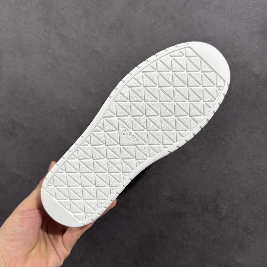 图片[9]-【广东纯原版本】𝐏𝐑𝐀𝐃𝐀 普拉达春夏系列 专柜新款厚底松糕运动鞋系列外形是廓形设计 轮廓类似麦昆 厚底 鞋头饱满 宽版设计 底子是软弹那种 非常非常舒适 又觉得白色既运动 又可以休闲商务 日常便鞋最合适不过了 将艺术家Peterdepotter创作的标语纹样应用到鞋身设计加上了著名三角形徽标格外好看目普拉达 鞋面：布料进口防水降落伞 大底：TPU发泡大底 内里：进口羊皮内里 全新官方一致全套包装 尺码：35 36 37 38 39 40-选品中心