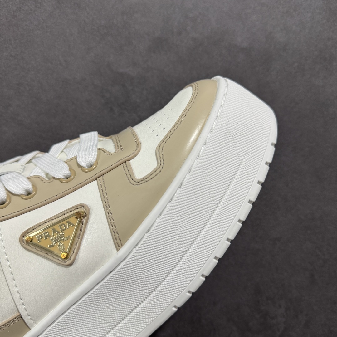 图片[5]-【广东纯原版本】𝐏𝐑𝐀𝐃𝐀 普拉达春夏系列 专柜新款厚底松糕运动鞋系列外形是廓形设计 轮廓类似麦昆 厚底 鞋头饱满 宽版设计 底子是软弹那种 非常非常舒适 又觉得白色既运动 又可以休闲商务 日常便鞋最合适不过了 将艺术家Peterdepotter创作的标语纹样应用到鞋身设计加上了著名三角形徽标格外好看目普拉达 鞋面：布料进口防水降落伞 大底：TPU发泡大底 内里：进口羊皮内里 全新官方一致全套包装 尺码：35 36 37 38 39 40-选品中心