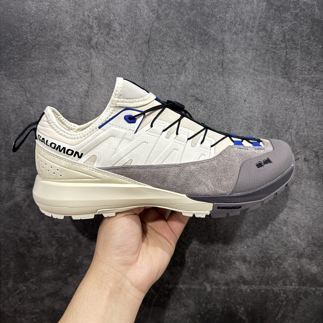 【莞产礼盒版】萨洛蒙 Salomon 25ss新款 S/LAB ALPINWAY 系列 户外登山鞋 休闲运动鞋 情侣款👫 这是一款独特的混合鞋 专为多功能山地探险而设计 该鞋具有优化的缓冲,双密度中底,提供舒适和精准度。其底部采用 Contagrip Alpine,一种高粘性橡胶化合物 提供强大的静摩擦力 精确的抓地力和耐用性 丰富的细节,标志性运动鞋被提炼为新的都市经典 为 SALOMON带来静谧气息 面料原版进口牛皮+透气网面 内里原版进口透气网里 鞋底原版开模防滑橡胶大底 尺码: 女35-40 男39-45(女40 男45定做)-选品中心