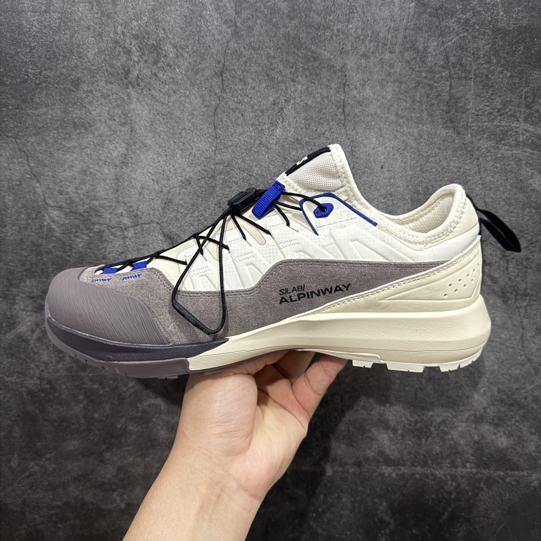 图片[2]-【莞产礼盒版】萨洛蒙 Salomon 25ss新款 S/LAB ALPINWAY 系列 户外登山鞋 休闲运动鞋 情侣款👫 这是一款独特的混合鞋 专为多功能山地探险而设计 该鞋具有优化的缓冲，双密度中底，提供舒适和精准度。其底部采用 Contagrip Alpine，一种高粘性橡胶化合物 提供强大的静摩擦力 精确的抓地力和耐用性 丰富的细节，标志性运动鞋被提炼为新的都市经典 为 SALOMON带来静谧气息 面料原版进口牛皮+透气网面 内里原版进口透气网里 鞋底原版开模防滑橡胶大底 尺码： 女35-40 男39-45（女40 男45定做）-选品中心