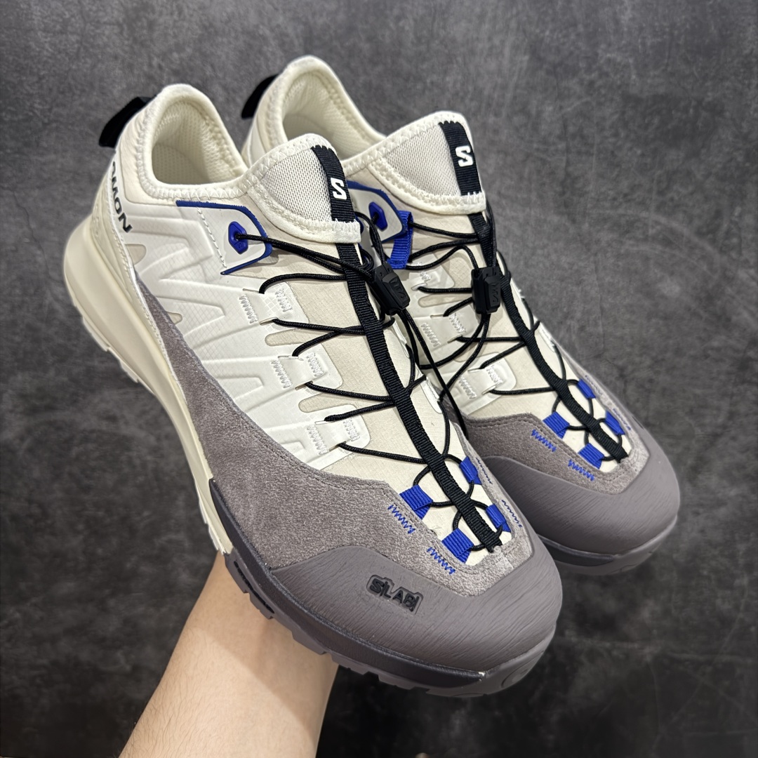【莞产礼盒版】萨洛蒙 Salomon 25ss新款 S/LAB ALPINWAY 系列 户外登山鞋 休闲运动鞋 情侣款👫 这是一款独特的混合鞋 专为多功能山地探险而设计 该鞋具有优化的缓冲，双密度中底，提供舒适和精准度。其底部采用 Contagrip Alpine，一种高粘性橡胶化合物 提供强大的静摩擦力 精确的抓地力和耐用性 丰富的细节，标志性运动鞋被提炼为新的都市经典 为 SALOMON带来静谧气息 面料原版进口牛皮+透气网面 内里原版进口透气网里 鞋底原版开模防滑橡胶大底 尺码： 女35-40 男39-45（女40 男45定做）-选品中心