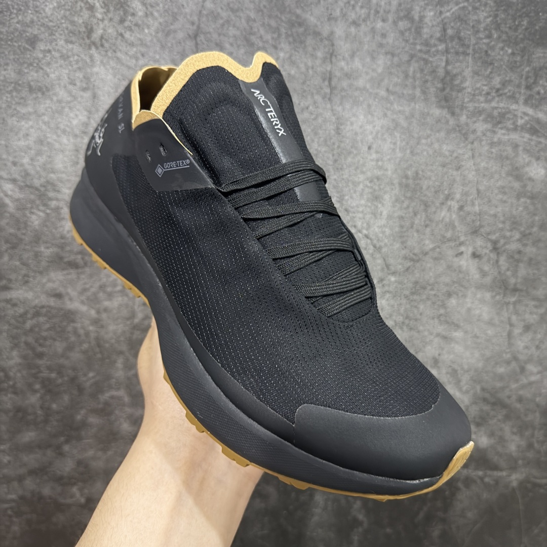 图片[3]-【纯原版】始祖鸟·Arc\’teryx Norvan SL2 系列长距离越野徒步户外运动跑鞋 市售最高版 注意区分市场版本 升级原楦原纸版开发版型 采用同源一致一体成型热熔鞋面材质 搭载85%压缩EVA缓震中底技术 独立开模vibram黄金耐磨锯齿外底❗️ 越野徒步+日常通勤两不误！ 尺码：39-45含半码 ARC\’TERYX始祖鸟，户外运动产品的天花板品牌，2017年发布第一款越野跑鞋NORVAN VT，始祖鸟的越野跑鞋分为三个系列，分别是：VT（Vertical Terrain垂直地形）、LD（Long Distance长距离）、SL（Super Light超轻），发展到今日已经更新到了第三代产品，而NORVAN的命名源于北温哥华（North Vancouver）代表高性能越野跑系统。在2018年我测评了始祖鸟第一代长距离越野跑鞋NORVAN LD，而这次测评的，正是该系列的第三代产品NORVAN LD 3，它与初代相比可以说是脱胎换骨的改变。在整体外观方面，NORVAN LD 3保持了ARC\’TERYX始祖鸟一贯的设计风格，配色一如既往的“素”，使用纯色营造出高级感。鞋面采用单层网孔Cordura®鞋面，与初代的紧密编织鞋面相比透气性能更好，鞋面热压了TPU薄膜支撑鞋面，得益于靠近中底整圈的热压TPU，使NORVAN LD 3的涉水深度更深。NORVAN LD 3帮面一体成型，只在跟杯正中进行缝合，跟杯有硬质港宝，能有效支撑和锁定足跟，足跟外侧印刷了ARC\’TERYX始祖鸟LOGO。鞋头多层防踢设计保护脚趾，避免脚趾踢到尖利的岩石导致受伤。-选品中心