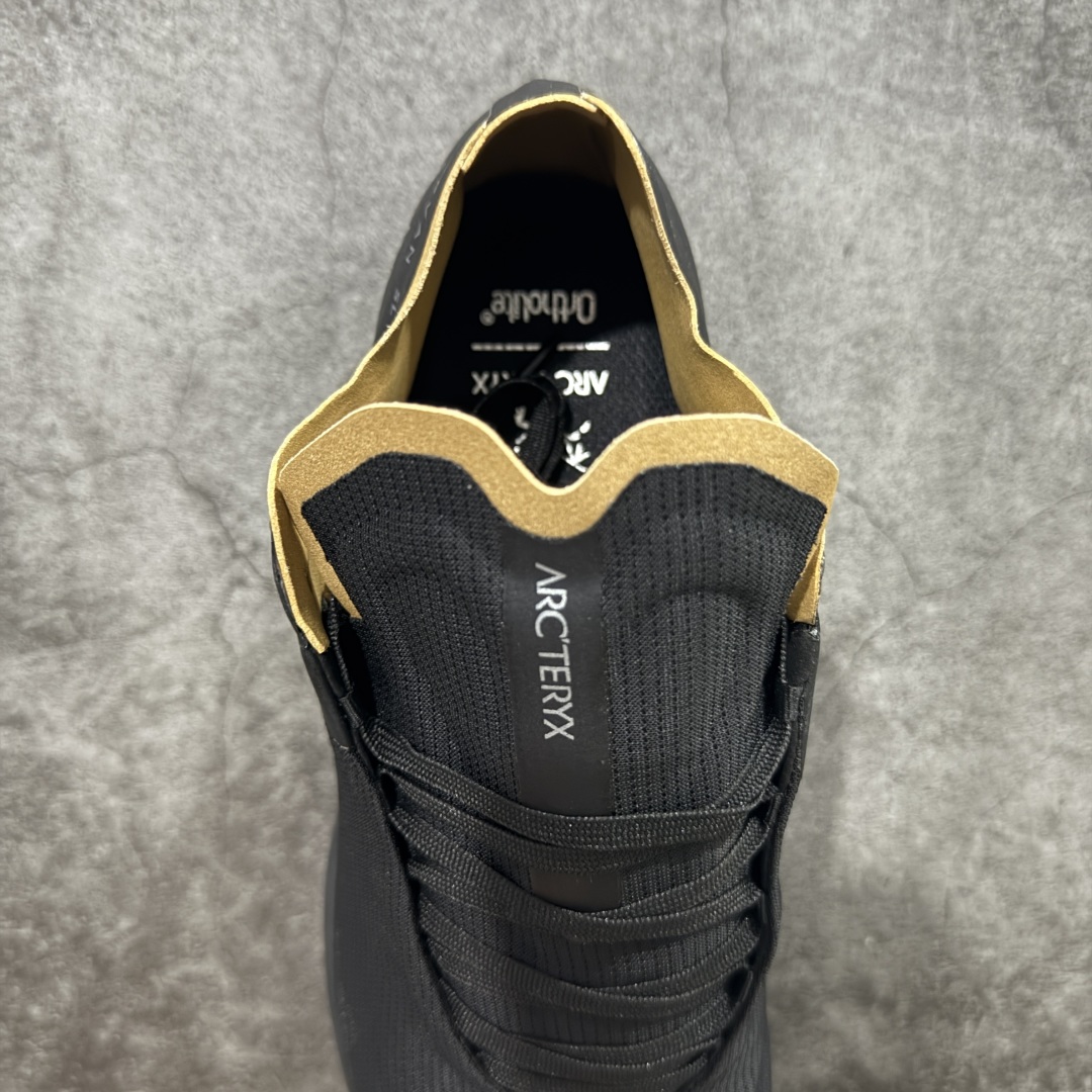 图片[8]-【纯原版】始祖鸟·Arc\’teryx Norvan SL2 系列长距离越野徒步户外运动跑鞋 市售最高版 注意区分市场版本 升级原楦原纸版开发版型 采用同源一致一体成型热熔鞋面材质 搭载85%压缩EVA缓震中底技术 独立开模vibram黄金耐磨锯齿外底❗️ 越野徒步+日常通勤两不误！ 尺码：39-45含半码 ARC\’TERYX始祖鸟，户外运动产品的天花板品牌，2017年发布第一款越野跑鞋NORVAN VT，始祖鸟的越野跑鞋分为三个系列，分别是：VT（Vertical Terrain垂直地形）、LD（Long Distance长距离）、SL（Super Light超轻），发展到今日已经更新到了第三代产品，而NORVAN的命名源于北温哥华（North Vancouver）代表高性能越野跑系统。在2018年我测评了始祖鸟第一代长距离越野跑鞋NORVAN LD，而这次测评的，正是该系列的第三代产品NORVAN LD 3，它与初代相比可以说是脱胎换骨的改变。在整体外观方面，NORVAN LD 3保持了ARC\’TERYX始祖鸟一贯的设计风格，配色一如既往的“素”，使用纯色营造出高级感。鞋面采用单层网孔Cordura®鞋面，与初代的紧密编织鞋面相比透气性能更好，鞋面热压了TPU薄膜支撑鞋面，得益于靠近中底整圈的热压TPU，使NORVAN LD 3的涉水深度更深。NORVAN LD 3帮面一体成型，只在跟杯正中进行缝合，跟杯有硬质港宝，能有效支撑和锁定足跟，足跟外侧印刷了ARC\’TERYX始祖鸟LOGO。鞋头多层防踢设计保护脚趾，避免脚趾踢到尖利的岩石导致受伤。-选品中心