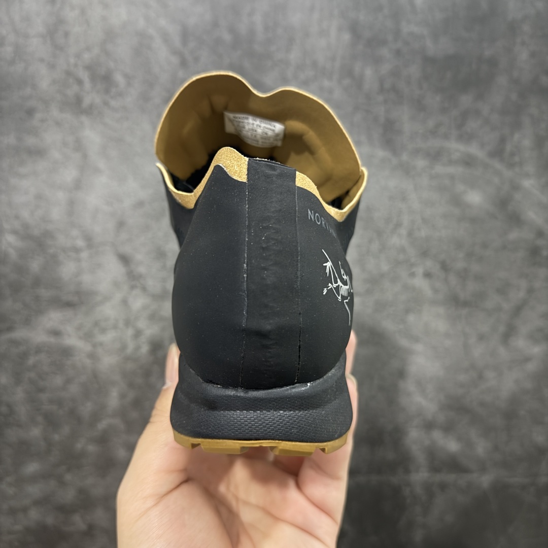 图片[4]-【纯原版】始祖鸟·Arc\’teryx Norvan SL2 系列长距离越野徒步户外运动跑鞋 市售最高版 注意区分市场版本 升级原楦原纸版开发版型 采用同源一致一体成型热熔鞋面材质 搭载85%压缩EVA缓震中底技术 独立开模vibram黄金耐磨锯齿外底❗️ 越野徒步+日常通勤两不误！ 尺码：39-45含半码 ARC\’TERYX始祖鸟，户外运动产品的天花板品牌，2017年发布第一款越野跑鞋NORVAN VT，始祖鸟的越野跑鞋分为三个系列，分别是：VT（Vertical Terrain垂直地形）、LD（Long Distance长距离）、SL（Super Light超轻），发展到今日已经更新到了第三代产品，而NORVAN的命名源于北温哥华（North Vancouver）代表高性能越野跑系统。在2018年我测评了始祖鸟第一代长距离越野跑鞋NORVAN LD，而这次测评的，正是该系列的第三代产品NORVAN LD 3，它与初代相比可以说是脱胎换骨的改变。在整体外观方面，NORVAN LD 3保持了ARC\’TERYX始祖鸟一贯的设计风格，配色一如既往的“素”，使用纯色营造出高级感。鞋面采用单层网孔Cordura®鞋面，与初代的紧密编织鞋面相比透气性能更好，鞋面热压了TPU薄膜支撑鞋面，得益于靠近中底整圈的热压TPU，使NORVAN LD 3的涉水深度更深。NORVAN LD 3帮面一体成型，只在跟杯正中进行缝合，跟杯有硬质港宝，能有效支撑和锁定足跟，足跟外侧印刷了ARC\’TERYX始祖鸟LOGO。鞋头多层防踢设计保护脚趾，避免脚趾踢到尖利的岩石导致受伤。-选品中心