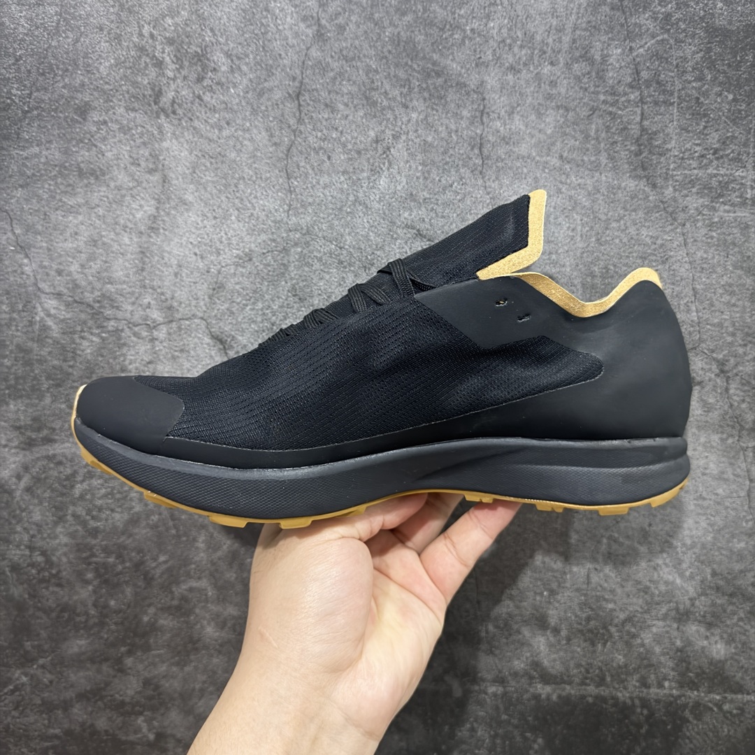 图片[2]-【纯原版】始祖鸟·Arc\’teryx Norvan SL2 系列长距离越野徒步户外运动跑鞋 市售最高版 注意区分市场版本 升级原楦原纸版开发版型 采用同源一致一体成型热熔鞋面材质 搭载85%压缩EVA缓震中底技术 独立开模vibram黄金耐磨锯齿外底❗️ 越野徒步+日常通勤两不误！ 尺码：39-45含半码 ARC\’TERYX始祖鸟，户外运动产品的天花板品牌，2017年发布第一款越野跑鞋NORVAN VT，始祖鸟的越野跑鞋分为三个系列，分别是：VT（Vertical Terrain垂直地形）、LD（Long Distance长距离）、SL（Super Light超轻），发展到今日已经更新到了第三代产品，而NORVAN的命名源于北温哥华（North Vancouver）代表高性能越野跑系统。在2018年我测评了始祖鸟第一代长距离越野跑鞋NORVAN LD，而这次测评的，正是该系列的第三代产品NORVAN LD 3，它与初代相比可以说是脱胎换骨的改变。在整体外观方面，NORVAN LD 3保持了ARC\’TERYX始祖鸟一贯的设计风格，配色一如既往的“素”，使用纯色营造出高级感。鞋面采用单层网孔Cordura®鞋面，与初代的紧密编织鞋面相比透气性能更好，鞋面热压了TPU薄膜支撑鞋面，得益于靠近中底整圈的热压TPU，使NORVAN LD 3的涉水深度更深。NORVAN LD 3帮面一体成型，只在跟杯正中进行缝合，跟杯有硬质港宝，能有效支撑和锁定足跟，足跟外侧印刷了ARC\’TERYX始祖鸟LOGO。鞋头多层防踢设计保护脚趾，避免脚趾踢到尖利的岩石导致受伤。-选品中心