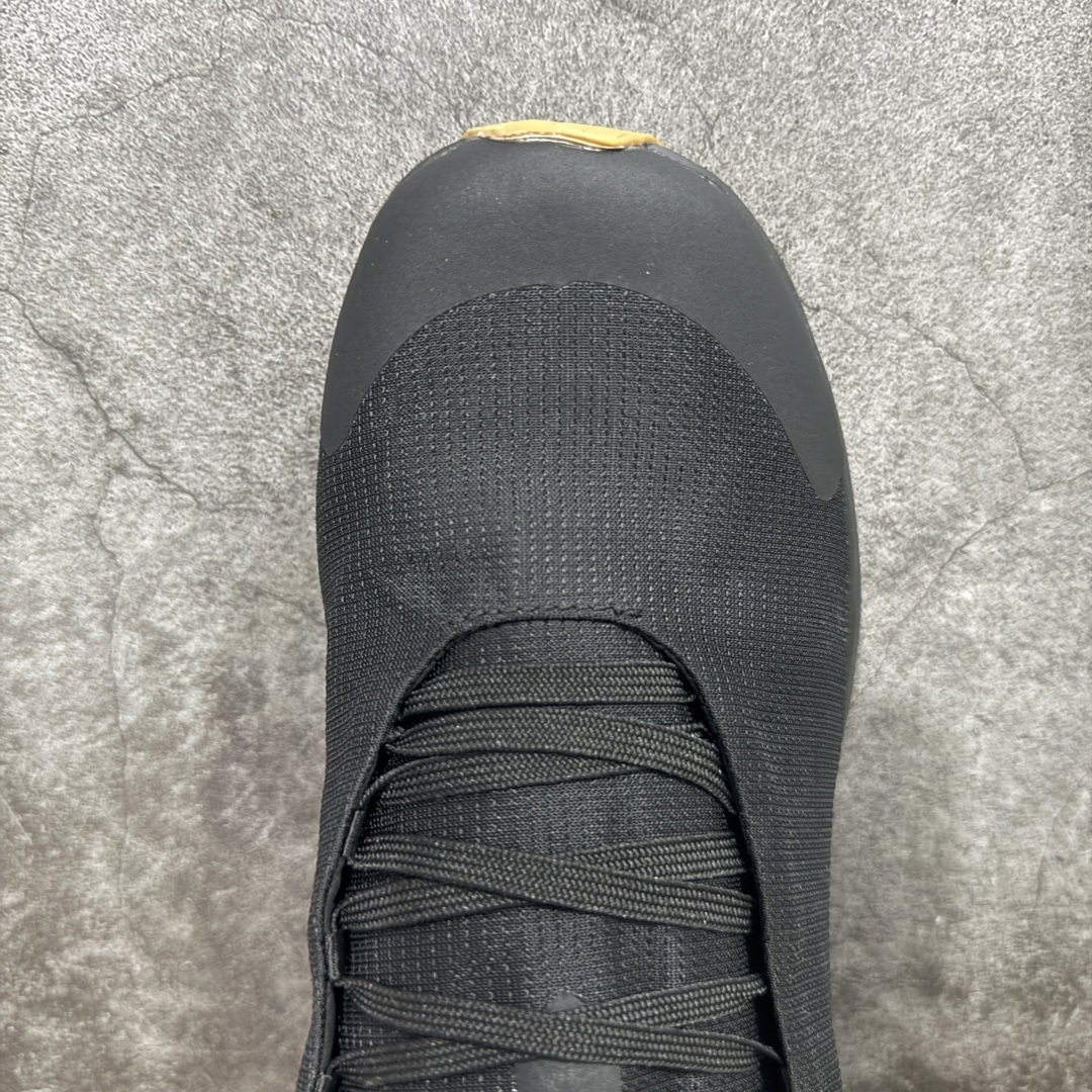 图片[5]-【纯原版】始祖鸟·Arc\’teryx Norvan SL2 系列长距离越野徒步户外运动跑鞋 市售最高版 注意区分市场版本 升级原楦原纸版开发版型 采用同源一致一体成型热熔鞋面材质 搭载85%压缩EVA缓震中底技术 独立开模vibram黄金耐磨锯齿外底❗️ 越野徒步+日常通勤两不误！ 尺码：39-45含半码 ARC\’TERYX始祖鸟，户外运动产品的天花板品牌，2017年发布第一款越野跑鞋NORVAN VT，始祖鸟的越野跑鞋分为三个系列，分别是：VT（Vertical Terrain垂直地形）、LD（Long Distance长距离）、SL（Super Light超轻），发展到今日已经更新到了第三代产品，而NORVAN的命名源于北温哥华（North Vancouver）代表高性能越野跑系统。在2018年我测评了始祖鸟第一代长距离越野跑鞋NORVAN LD，而这次测评的，正是该系列的第三代产品NORVAN LD 3，它与初代相比可以说是脱胎换骨的改变。在整体外观方面，NORVAN LD 3保持了ARC\’TERYX始祖鸟一贯的设计风格，配色一如既往的“素”，使用纯色营造出高级感。鞋面采用单层网孔Cordura®鞋面，与初代的紧密编织鞋面相比透气性能更好，鞋面热压了TPU薄膜支撑鞋面，得益于靠近中底整圈的热压TPU，使NORVAN LD 3的涉水深度更深。NORVAN LD 3帮面一体成型，只在跟杯正中进行缝合，跟杯有硬质港宝，能有效支撑和锁定足跟，足跟外侧印刷了ARC\’TERYX始祖鸟LOGO。鞋头多层防踢设计保护脚趾，避免脚趾踢到尖利的岩石导致受伤。-选品中心