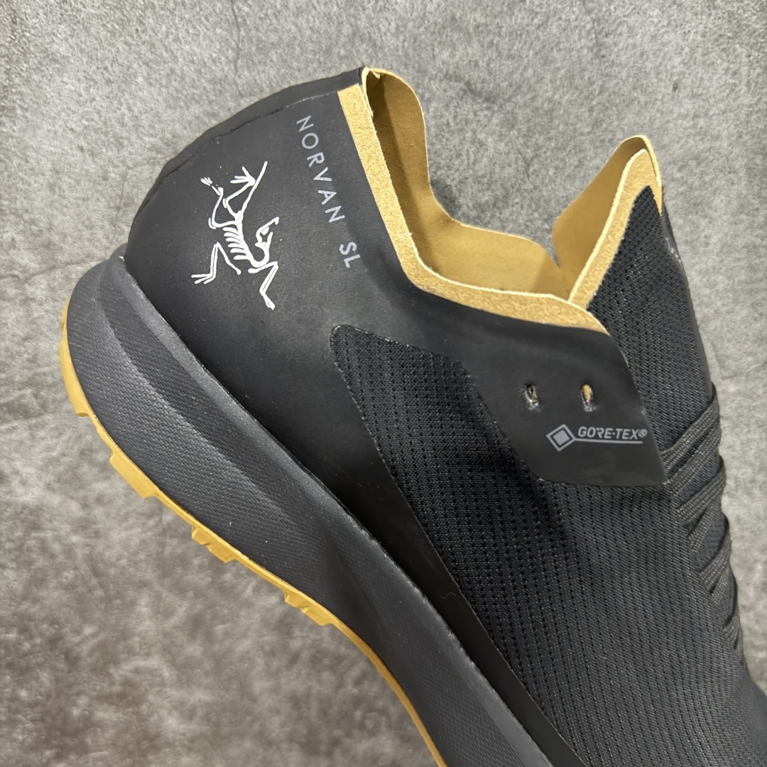 图片[7]-【纯原版】始祖鸟·Arc\’teryx Norvan SL2 系列长距离越野徒步户外运动跑鞋 市售最高版 注意区分市场版本 升级原楦原纸版开发版型 采用同源一致一体成型热熔鞋面材质 搭载85%压缩EVA缓震中底技术 独立开模vibram黄金耐磨锯齿外底❗️ 越野徒步+日常通勤两不误！ 尺码：39-45含半码 ARC\’TERYX始祖鸟，户外运动产品的天花板品牌，2017年发布第一款越野跑鞋NORVAN VT，始祖鸟的越野跑鞋分为三个系列，分别是：VT（Vertical Terrain垂直地形）、LD（Long Distance长距离）、SL（Super Light超轻），发展到今日已经更新到了第三代产品，而NORVAN的命名源于北温哥华（North Vancouver）代表高性能越野跑系统。在2018年我测评了始祖鸟第一代长距离越野跑鞋NORVAN LD，而这次测评的，正是该系列的第三代产品NORVAN LD 3，它与初代相比可以说是脱胎换骨的改变。在整体外观方面，NORVAN LD 3保持了ARC\’TERYX始祖鸟一贯的设计风格，配色一如既往的“素”，使用纯色营造出高级感。鞋面采用单层网孔Cordura®鞋面，与初代的紧密编织鞋面相比透气性能更好，鞋面热压了TPU薄膜支撑鞋面，得益于靠近中底整圈的热压TPU，使NORVAN LD 3的涉水深度更深。NORVAN LD 3帮面一体成型，只在跟杯正中进行缝合，跟杯有硬质港宝，能有效支撑和锁定足跟，足跟外侧印刷了ARC\’TERYX始祖鸟LOGO。鞋头多层防踢设计保护脚趾，避免脚趾踢到尖利的岩石导致受伤。-选品中心