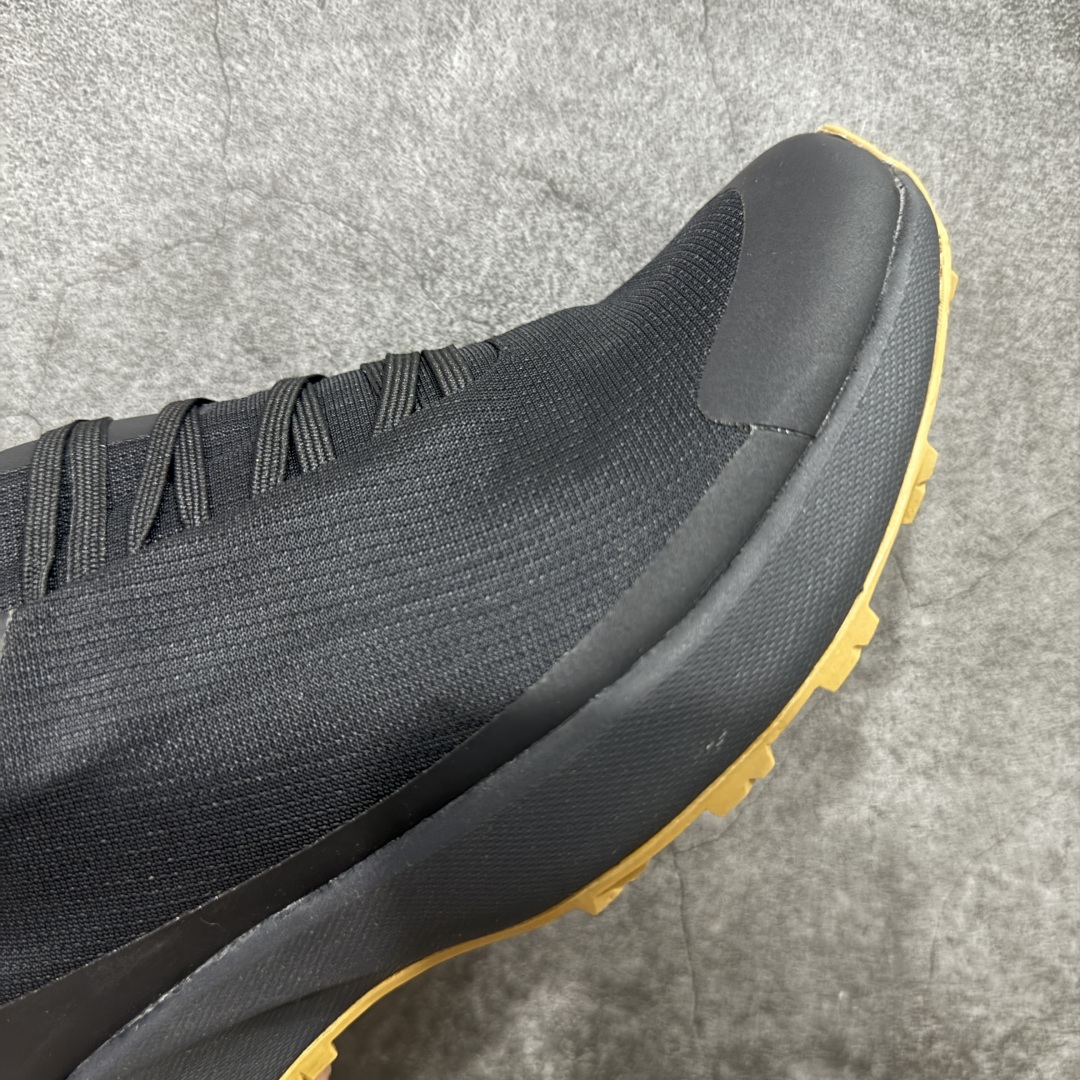 图片[6]-【纯原版】始祖鸟·Arc\’teryx Norvan SL2 系列长距离越野徒步户外运动跑鞋 市售最高版 注意区分市场版本 升级原楦原纸版开发版型 采用同源一致一体成型热熔鞋面材质 搭载85%压缩EVA缓震中底技术 独立开模vibram黄金耐磨锯齿外底❗️ 越野徒步+日常通勤两不误！ 尺码：39-45含半码 ARC\’TERYX始祖鸟，户外运动产品的天花板品牌，2017年发布第一款越野跑鞋NORVAN VT，始祖鸟的越野跑鞋分为三个系列，分别是：VT（Vertical Terrain垂直地形）、LD（Long Distance长距离）、SL（Super Light超轻），发展到今日已经更新到了第三代产品，而NORVAN的命名源于北温哥华（North Vancouver）代表高性能越野跑系统。在2018年我测评了始祖鸟第一代长距离越野跑鞋NORVAN LD，而这次测评的，正是该系列的第三代产品NORVAN LD 3，它与初代相比可以说是脱胎换骨的改变。在整体外观方面，NORVAN LD 3保持了ARC\’TERYX始祖鸟一贯的设计风格，配色一如既往的“素”，使用纯色营造出高级感。鞋面采用单层网孔Cordura®鞋面，与初代的紧密编织鞋面相比透气性能更好，鞋面热压了TPU薄膜支撑鞋面，得益于靠近中底整圈的热压TPU，使NORVAN LD 3的涉水深度更深。NORVAN LD 3帮面一体成型，只在跟杯正中进行缝合，跟杯有硬质港宝，能有效支撑和锁定足跟，足跟外侧印刷了ARC\’TERYX始祖鸟LOGO。鞋头多层防踢设计保护脚趾，避免脚趾踢到尖利的岩石导致受伤。-选品中心