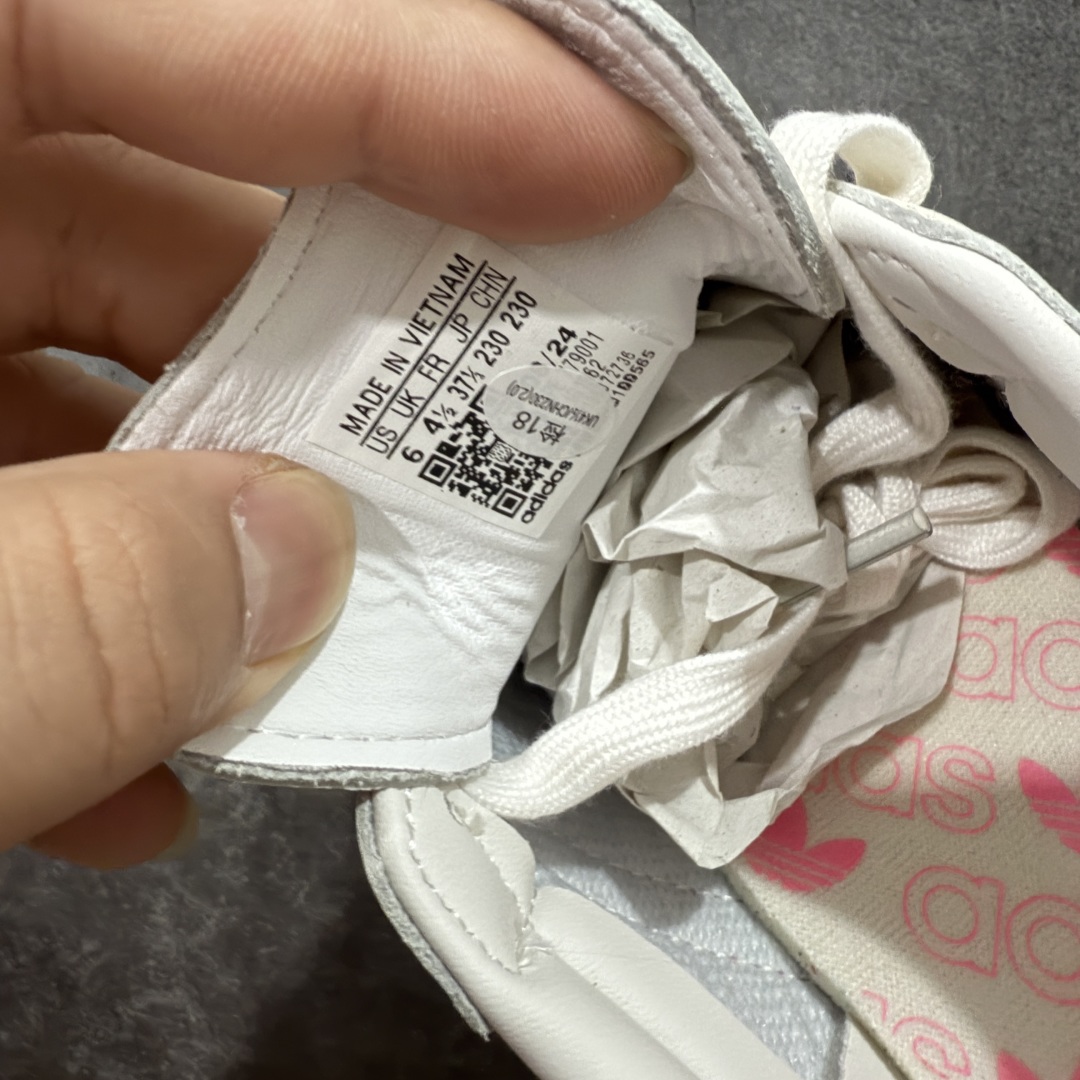  
【纯原】市面最顶级品质没有之一！
此版鞋身全部采用进口原厂头层皮
原厂头层 区分市面偷工减料！
Ad