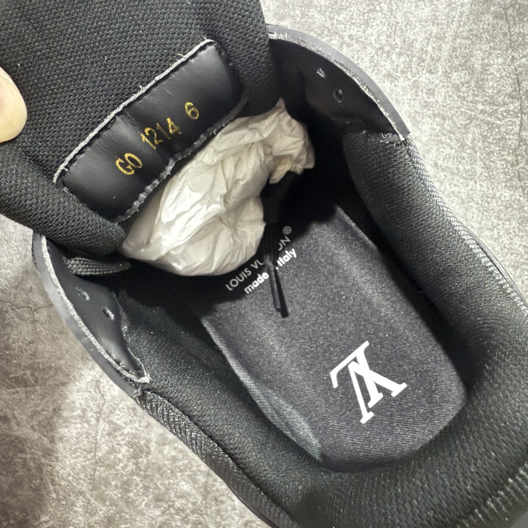 图片[6]-【HM无胶顶级版礼盒】 现货当天可取 LV Trainer系列高奢运动鞋 新款芯片顶级 潮人必备单品 同步ZP官网空胶工艺 鞋舌、挂饰均镶嵌NFC芯片感应装置 正确胶片断点式设计 中底正确还原原版油印字母比例 1：1原楦格板、楦头、刀磨全新升级！ 独家订制顶级压纹麂皮 原版开模TPU大底 质感原版一致 垫脚聚米微料加透气英伦网布 披靡市场任何版本！细节完美呈现！ 代购指定版本 全新升级最新双盒包装 扫码秒进官网！ 全套包装配件同比原版 尺码： 35-46-选品中心