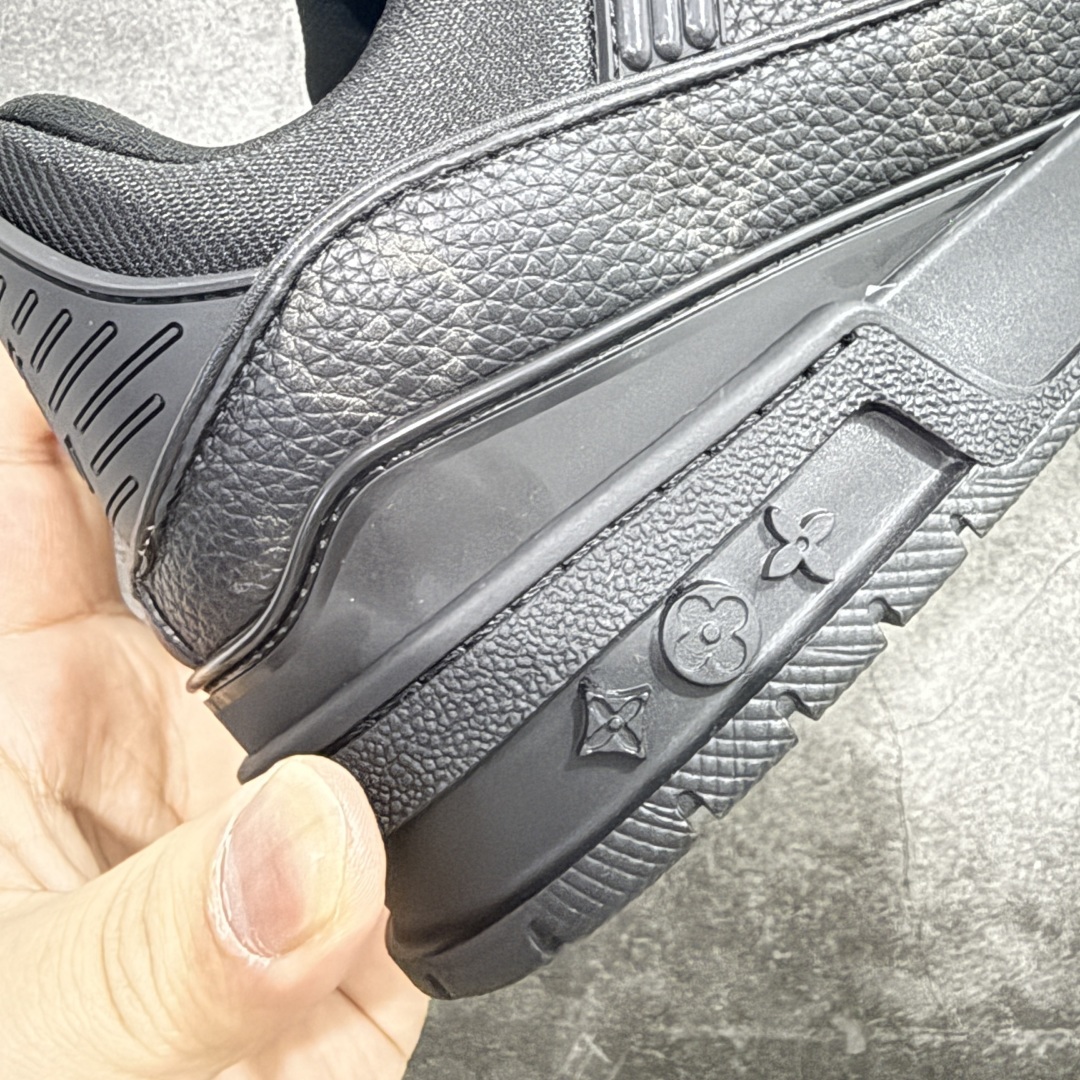 图片[2]-【HM无胶顶级版礼盒】 现货当天可取 LV Trainer系列高奢运动鞋 新款芯片顶级 潮人必备单品 同步ZP官网空胶工艺 鞋舌、挂饰均镶嵌NFC芯片感应装置 正确胶片断点式设计 中底正确还原原版油印字母比例 1：1原楦格板、楦头、刀磨全新升级！ 独家订制顶级压纹麂皮 原版开模TPU大底 质感原版一致 垫脚聚米微料加透气英伦网布 披靡市场任何版本！细节完美呈现！ 代购指定版本 全新升级最新双盒包装 扫码秒进官网！ 全套包装配件同比原版 尺码： 35-46-选品中心