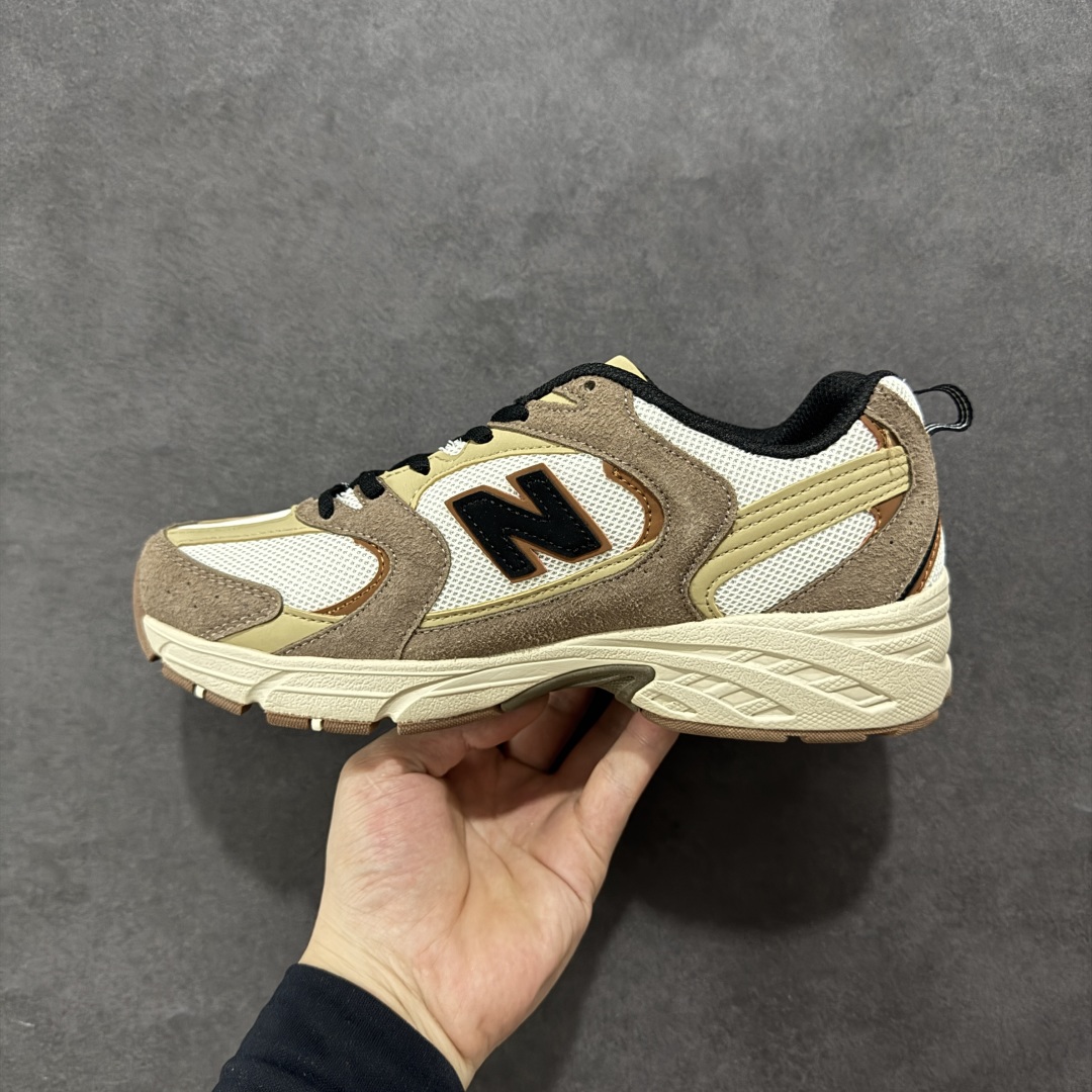 图片[2]-【纯原性价比】New Balance 530 NB530 男女休闲慢跑鞋 MR530SNC 大厂出品 所有配色都是原鞋开发 超正版型 超高清洁度和品质 价格更具性价比 实体代购专用订单 配套商长期套现长期补货 全新货品 正常出厂触屏不到的单价 超级跑量款 全套原楦原纸板原厂数据开发 进口三明治网面 原装进口翻毛皮料正确绒感卡色 正确中底拉帮中底网布细节 采用轻质牛剖革拼接透气网眼衬垫织物鞋面材质 T-Beam大底提供足步弓支撑 保持步态稳定 后跟搭载外露缓震胶 鞋身整体以各种深浅不一的灰色覆盖 鞋头以淡蓝色调装饰 网眼衬垫通过不规律的色块实现做旧的美感 泛黄的鞋底更是进一步增添了复古气息 尺码：36 37 37.5 38 38.5 39.5 40 40.5 41.5 42 42.5 43 44 44.5 45-选品中心