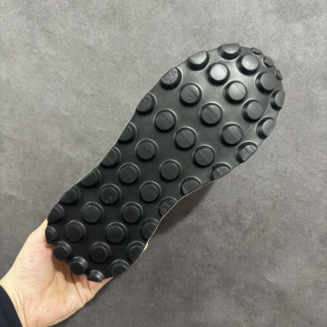 图片[9]-【公司级】Ecco 爱步厚底阿甘华夫复古跑步鞋  #舒适质感鞋面 细腻柔和纹理自然，搭配潮流设计，舒适清爽透气 加厚后跟设计，美观时尚 柔软弹力 舒适透气内里 采用柔软材质，细腻亲肤不磨脚，柔和脚感体验 防滑弹力鞋底 轻质止滑鞋底，搭配立体底纹，稳固抓地 时尚生活 敢于不同 刷新未知 潮人一步的出色外形 尺码：39-44-选品中心