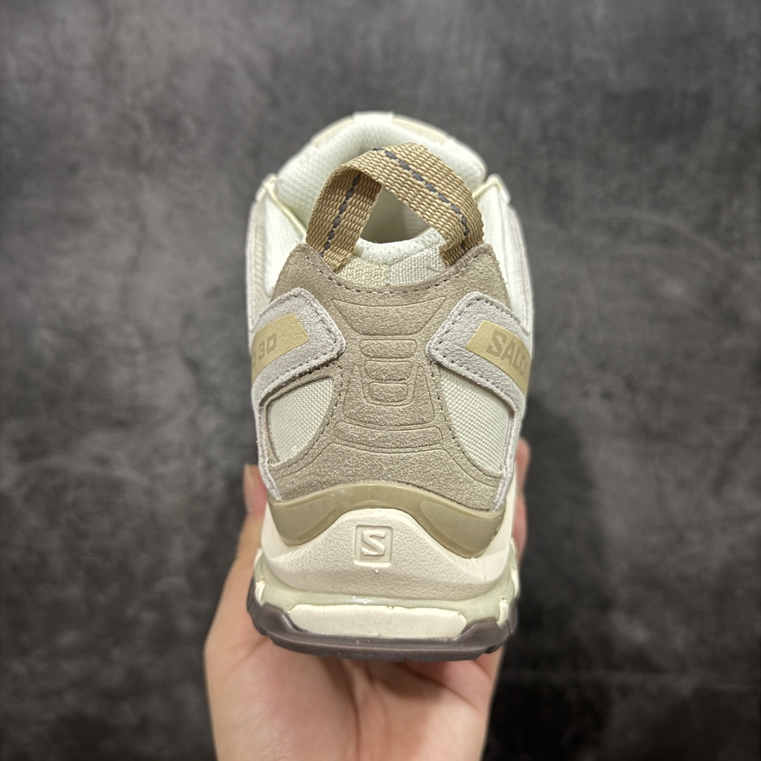 图片[4]-【巅峰版】Salomon XA PRO 3D ADV 萨洛蒙户外越野跑鞋 香草色 472434 鞋面采用SENSIFIT贴合技术 全方位贴合包裹脚型 鞋跟部鞋底牵引设计 提供强大的抓地性能 更适应野外崎岖不平的道路 其3D ADVANCED CHASSIS底盘 材料轻量大化 钉齿设计更具稳定性、防护性 鞋底易磨损区运用CONTAGRIP高耐磨材料 应对城市硬质路面长距离跑考验 尺码：36 36.5 37.5 38 38.5 39 40 40.5 41 42 42.5 43 44 44.5 45-选品中心