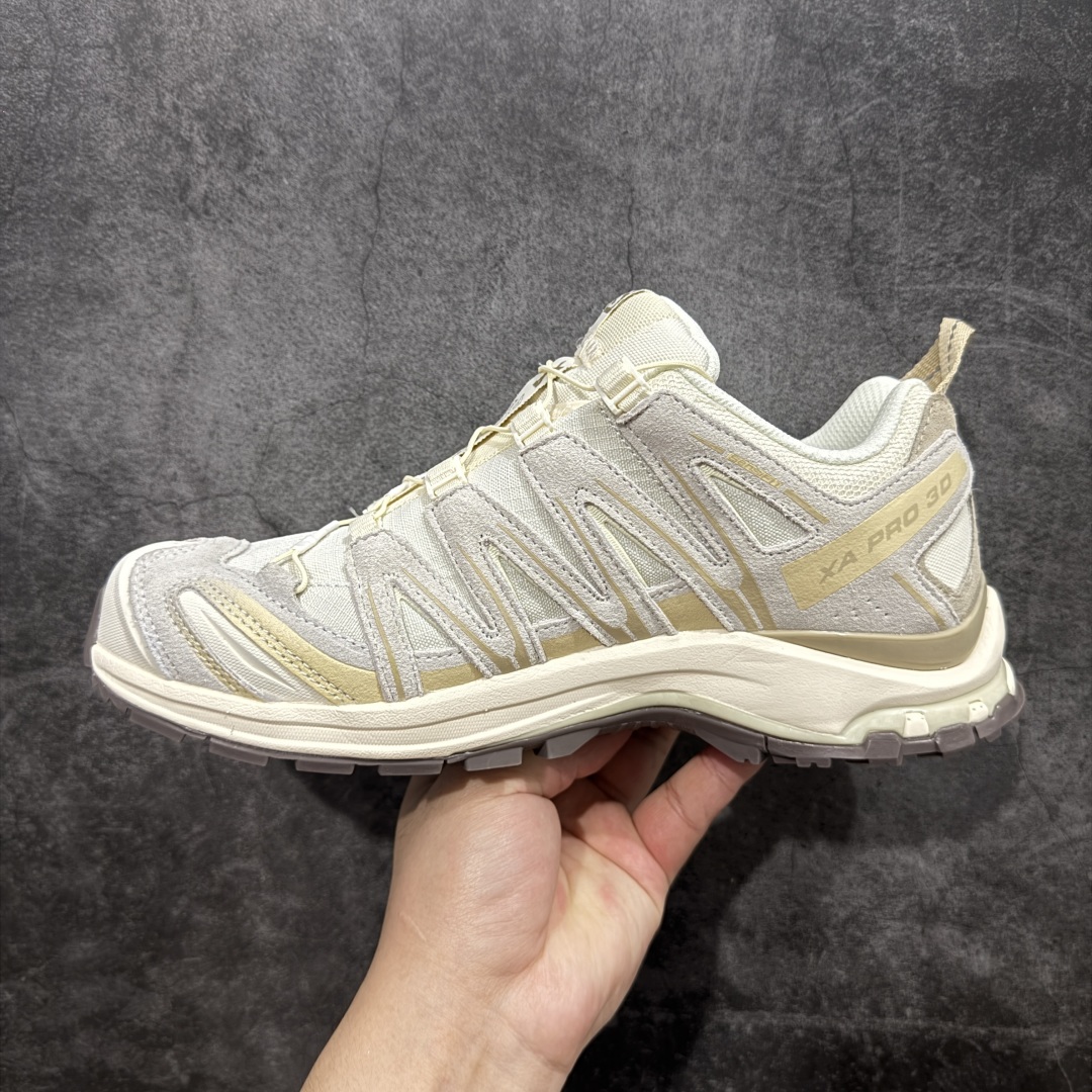 图片[2]-【巅峰版】Salomon XA PRO 3D ADV 萨洛蒙户外越野跑鞋 香草色 472434 鞋面采用SENSIFIT贴合技术 全方位贴合包裹脚型 鞋跟部鞋底牵引设计 提供强大的抓地性能 更适应野外崎岖不平的道路 其3D ADVANCED CHASSIS底盘 材料轻量大化 钉齿设计更具稳定性、防护性 鞋底易磨损区运用CONTAGRIP高耐磨材料 应对城市硬质路面长距离跑考验 尺码：36 36.5 37.5 38 38.5 39 40 40.5 41 42 42.5 43 44 44.5 45-选品中心
