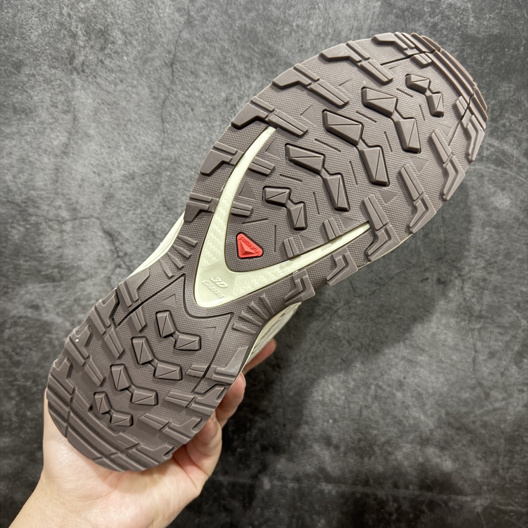 图片[9]-【巅峰版】Salomon XA PRO 3D ADV 萨洛蒙户外越野跑鞋 香草色 472434 鞋面采用SENSIFIT贴合技术 全方位贴合包裹脚型 鞋跟部鞋底牵引设计 提供强大的抓地性能 更适应野外崎岖不平的道路 其3D ADVANCED CHASSIS底盘 材料轻量大化 钉齿设计更具稳定性、防护性 鞋底易磨损区运用CONTAGRIP高耐磨材料 应对城市硬质路面长距离跑考验 尺码：36 36.5 37.5 38 38.5 39 40 40.5 41 42 42.5 43 44 44.5 45-选品中心