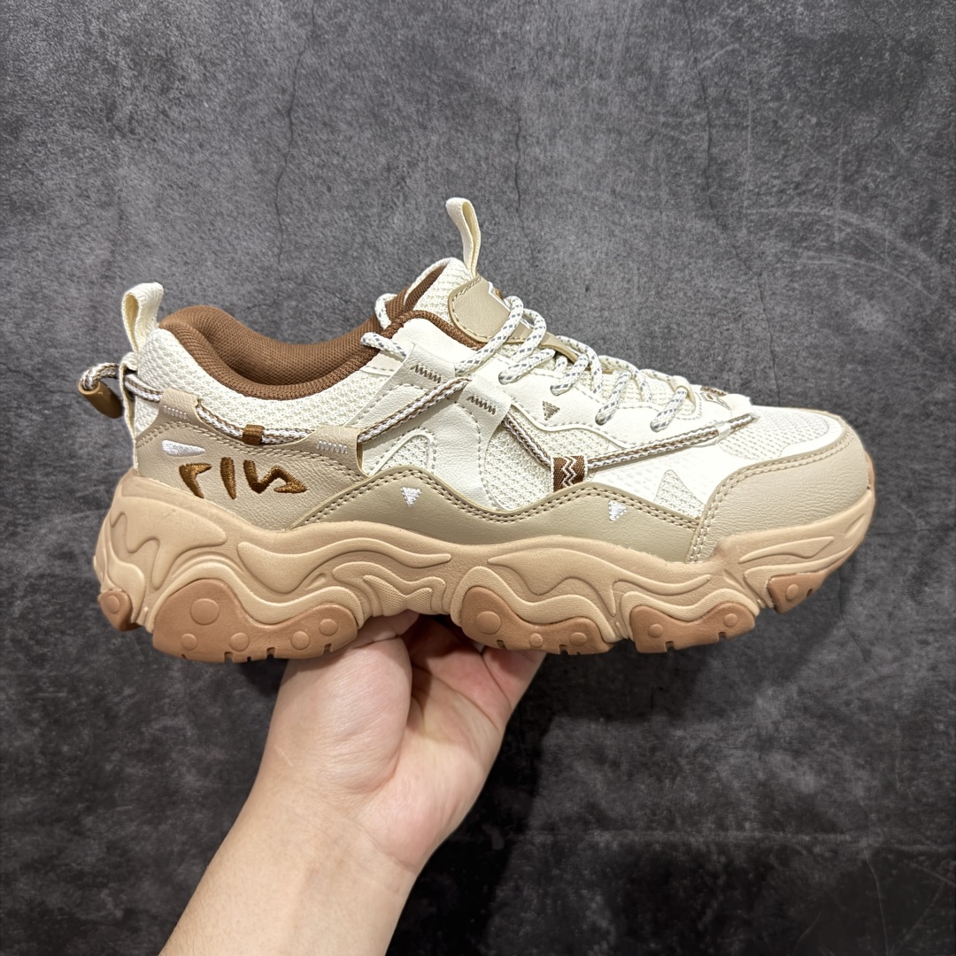 【公司级】FILA FUSION 斐乐潮牌防滑耐磨轻便运动鞋 FUSION 系列 传承了 FILA 的百年基因,融入年轻运动及潮流文化,成为引领变革、创新突破的一代。以“1+N” 的跨界合作模式重现经典的同时创造经典。带来最出其不意的跨界合作惊喜。同时,FILAFUSION把FILA 的 DNA 融入到定制体验里,你可以随心制造厲于你的产品。FILA FUSION 的鞋家族涵盖了老爹鞋、跑步鞋、网球鞋、季节款。风格复古新潮,满足了时尚人士出行及各类运动的搭配需求,成为当下年轻人筷拥的鞋类品牌之一。FILA FUSION 走进年轻人的世界,通过年轻人运动,街舞,滑板,篮球,展现 FILA FUSION 的潮流态度和年轻文化。FILA FUSION 认为末来属于引领变革、创新突破的年轻一代,让我们一起构成 FILA 未来的蓝图吧! 尺码:36-45-选品中心