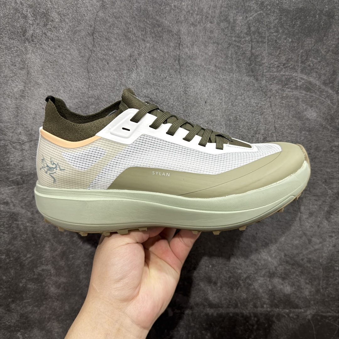 【公司级】Arcteryx SYLAN 始祖鸟户外防水透气低帮徒步登山鞋 Arcteryx中文名始祖鸟 加拿大户外服饰品牌 1989年创立于加拿大温哥华 始祖鸟来自加拿大海岸山脉 植根高山的专业户外品牌 始终秉承对精湛设计和工艺孜孜以求的准则 从1989年创立至今 Arcteryx始终不断在产品设计与做工上不惜工本 以满足始祖鸟的标准 品质、设计以及精简的理念造就了其良好的性能 并能满足严苛环境下的使用需求 尺码:39 40 41 42 43 44 45-选品中心