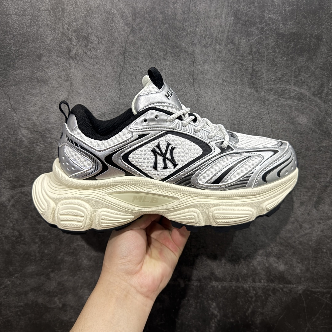 【顶级防伪标版本】MLB Winner Chunky 25新款 NY百搭舒适休闲潮流运动厚底增高 防滑耐磨 低帮 老爹鞋 男女同款 银色 潮流厚底时尚街头赛博老爹鞋 MLB官方同步出货 市场唯一同步原版包装大盒 市面唯一带防伪标版本 大底带荧光区别市场错版 虞书欣等众多潮流明星同款 高弹双层MD大底 原楦原档案数据开发版型(完美鞋头弧度/后套收口效果🆚市面文案版本‼️) 原厂立体填充鞋舌海绵 中底注胶孔原数据开发模具大底原厂转印标市面上唯一纯原版本 原材料打造 内增高6cm 原厂1:1模具开发 原厂进口纳米材质 原盒雷射防伪标包装 天猫订单品质 官网尺码:35 36 36.5 37.5 38 38.5 39 40 40.5 41 42 42.5 43 44 45-选品中心