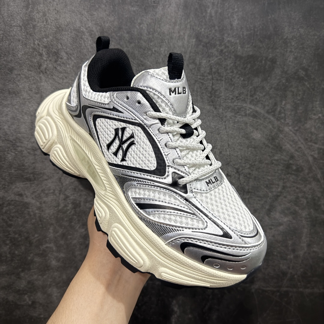 图片[3]-【顶级防伪标版本】MLB Winner Chunky 25新款 NY百搭舒适休闲潮流运动厚底增高 防滑耐磨 低帮 老爹鞋 男女同款 银色 潮流厚底时尚街头赛博老爹鞋 MLB官方同步出货 市场唯一同步原版包装大盒 市面唯一带防伪标版本 大底带荧光区别市场错版 虞书欣等众多潮流明星同款 高弹双层MD大底 原楦原档案数据开发版型（完美鞋头弧度/后套收口效果🆚市面文案版本‼️） 原厂立体填充鞋舌海绵 中底注胶孔原数据开发模具大底原厂转印标市面上唯一纯原版本 原材料打造 内增高6cm 原厂1：1模具开发 原厂进口纳米材质 原盒雷射防伪标包装 天猫订单品质 官网尺码：35 36 36.5 37.5 38 38.5 39 40 40.5 41 42 42.5 43 44 45-选品中心