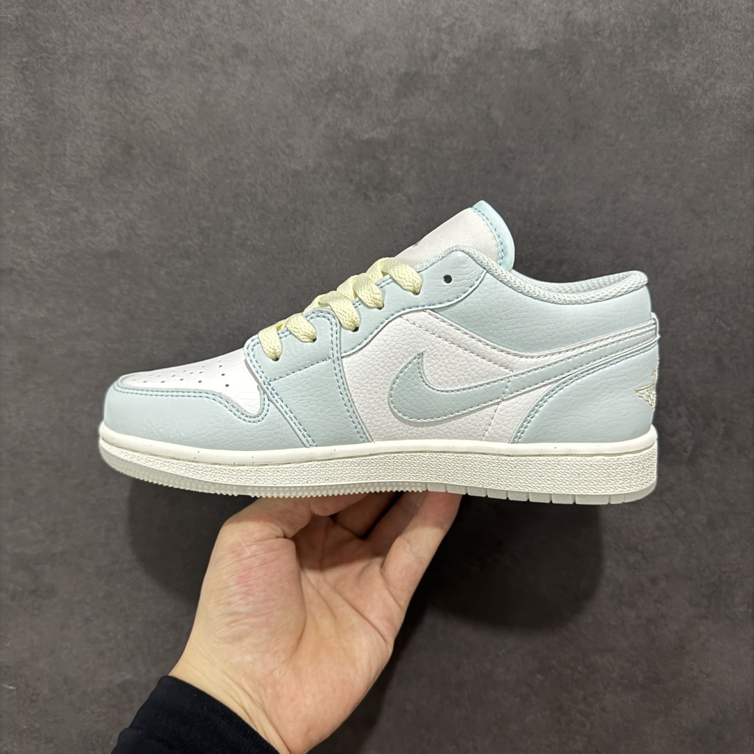 图片[2]-【定制版】Air Jordan AJ1 Low 低帮 白浅蓝 HJ5971-400 全新流水线出品 市场第二梯队最强版 全部原鞋开发 原楦原纸板开发 全鞋电脑针车 原厂内置全掌气垫 原盒内在原标 唯一Zp原版鞋带绑法 免检产品 全新2022版型 全头层皮料 完美零毛边处理 原厂配置全掌气垫 价格定位良心 新配色陆续出货 尺码：36 36.5 37.5 38 38.5 39 40 40.5 41 42 42.5 43 44 44.5 45-选品中心