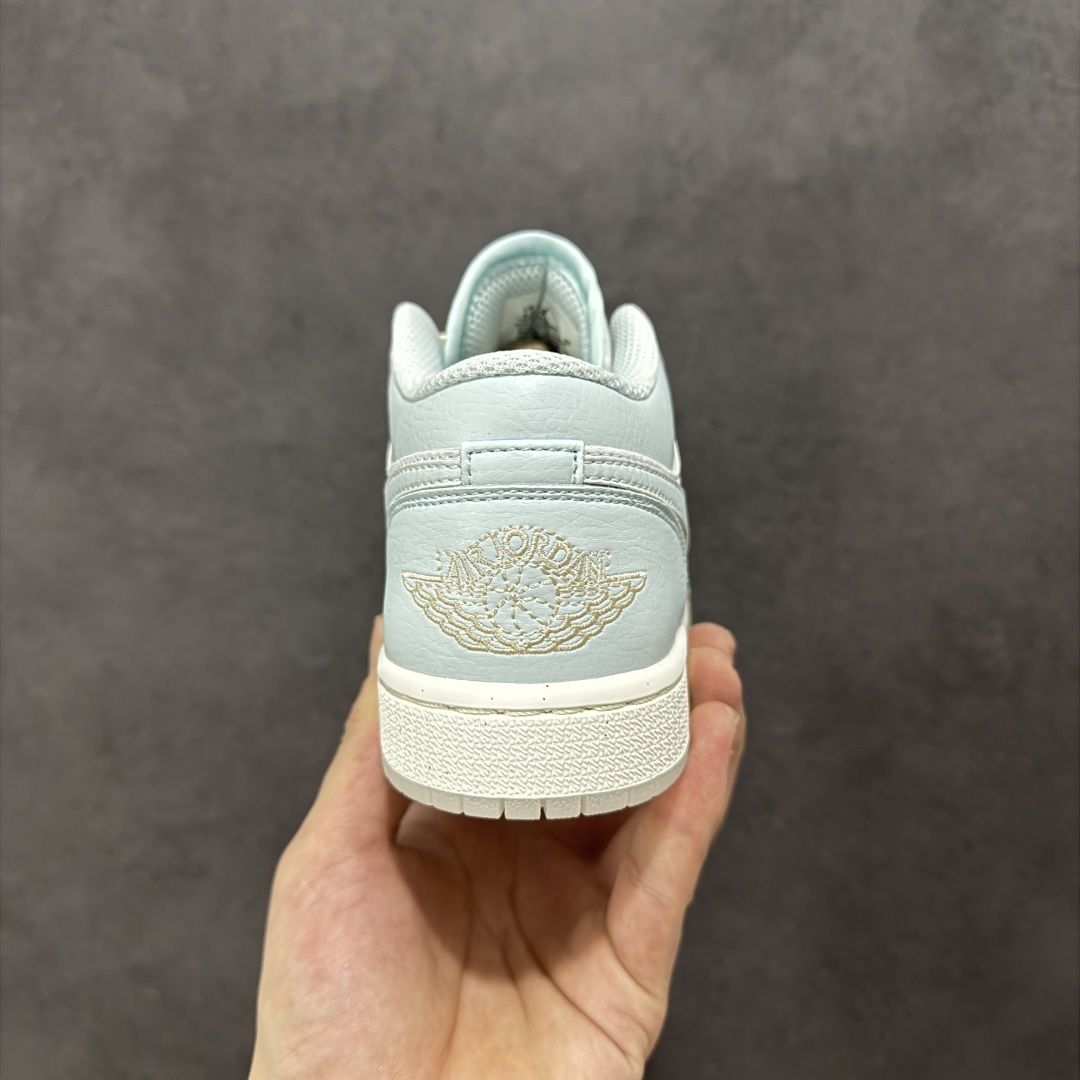 图片[4]-【定制版】Air Jordan AJ1 Low 低帮 白浅蓝 HJ5971-400 全新流水线出品 市场第二梯队最强版 全部原鞋开发 原楦原纸板开发 全鞋电脑针车 原厂内置全掌气垫 原盒内在原标 唯一Zp原版鞋带绑法 免检产品 全新2022版型 全头层皮料 完美零毛边处理 原厂配置全掌气垫 价格定位良心 新配色陆续出货 尺码：36 36.5 37.5 38 38.5 39 40 40.5 41 42 42.5 43 44 44.5 45-选品中心