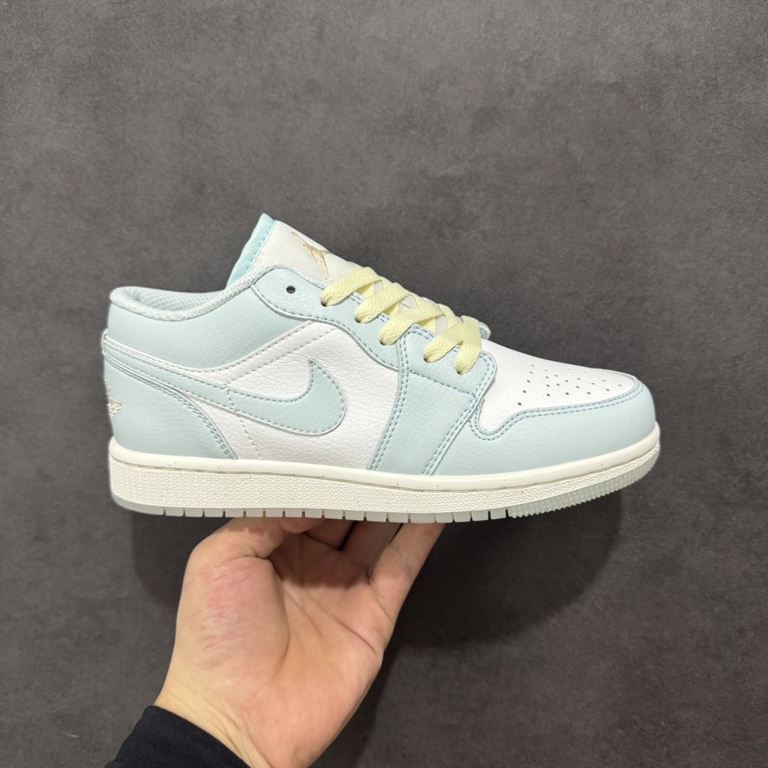 【定制版】Air Jordan AJ1 Low 低帮 白浅蓝 HJ5971-400 全新流水线出品 市场第二梯队最强版 全部原鞋开发 原楦原纸板开发 全鞋电脑针车 原厂内置全掌气垫 原盒内在原标 唯一Zp原版鞋带绑法 免检产品 全新2022版型 全头层皮料 完美零毛边处理 原厂配置全掌气垫 价格定位良心 新配色陆续出货 尺码：36 36.5 37.5 38 38.5 39 40 40.5 41 42 42.5 43 44 44.5 45-选品中心